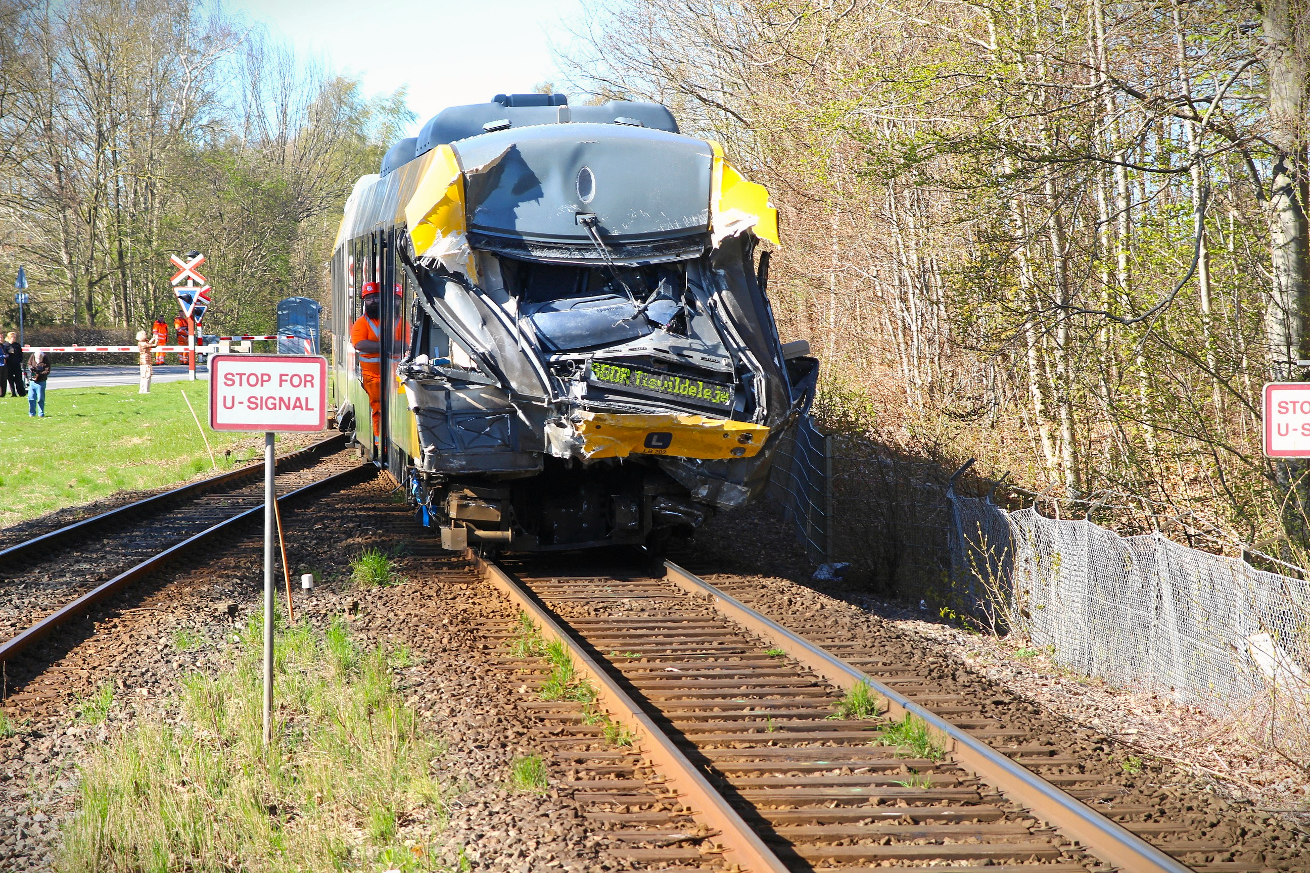 Efter ulykken blev togene transporteret ind til Hillerød Station - her passerer det ene tog Slotspavillonen Station.