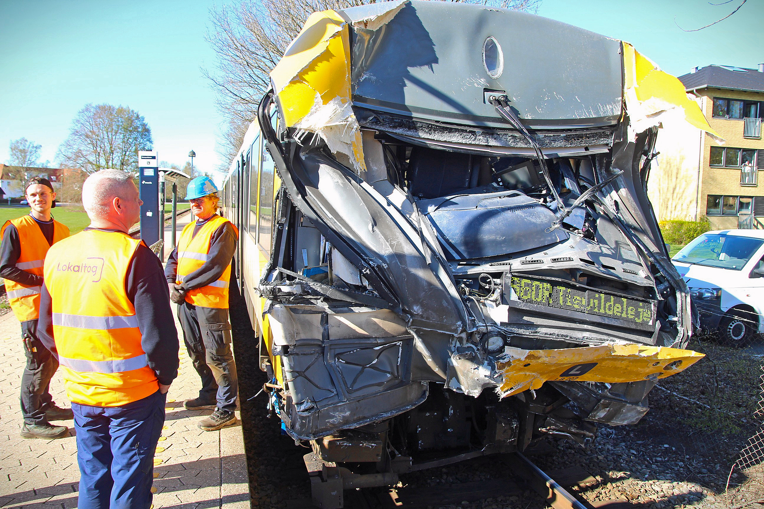 Et af de to ødelagte tog holder her på Slotspavillonens Station i Hillerød, hvor togene på banen normalt skal krydse hinanden.
