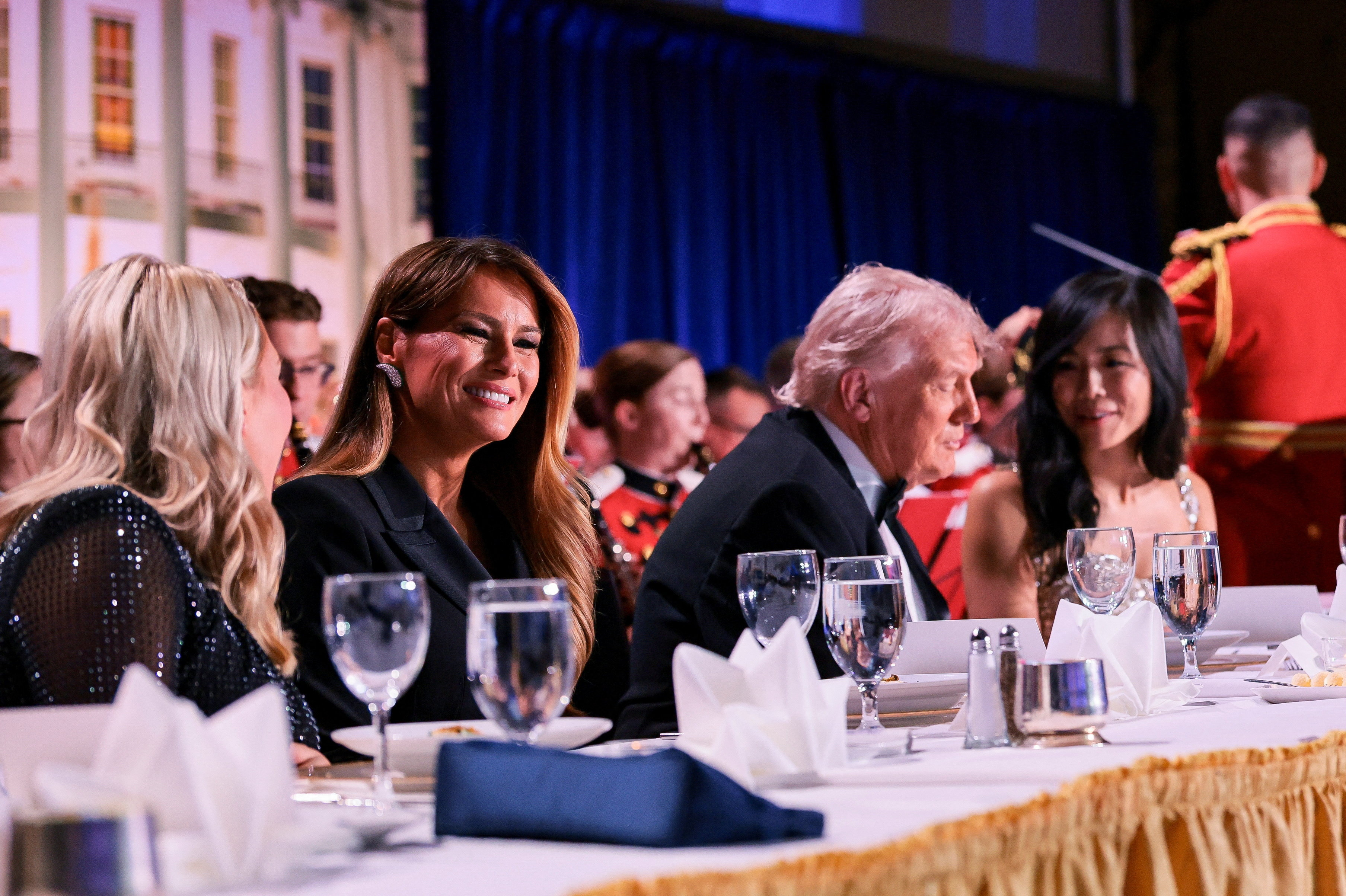 Donald Trump og Melania Trump under korrespondentmiddag i Washington D.C. lørdag, inden at formodet gerningsmand stormede kontrolpunkt og affyrede skud mod sikkerhedsfolk. (Arkivfoto).