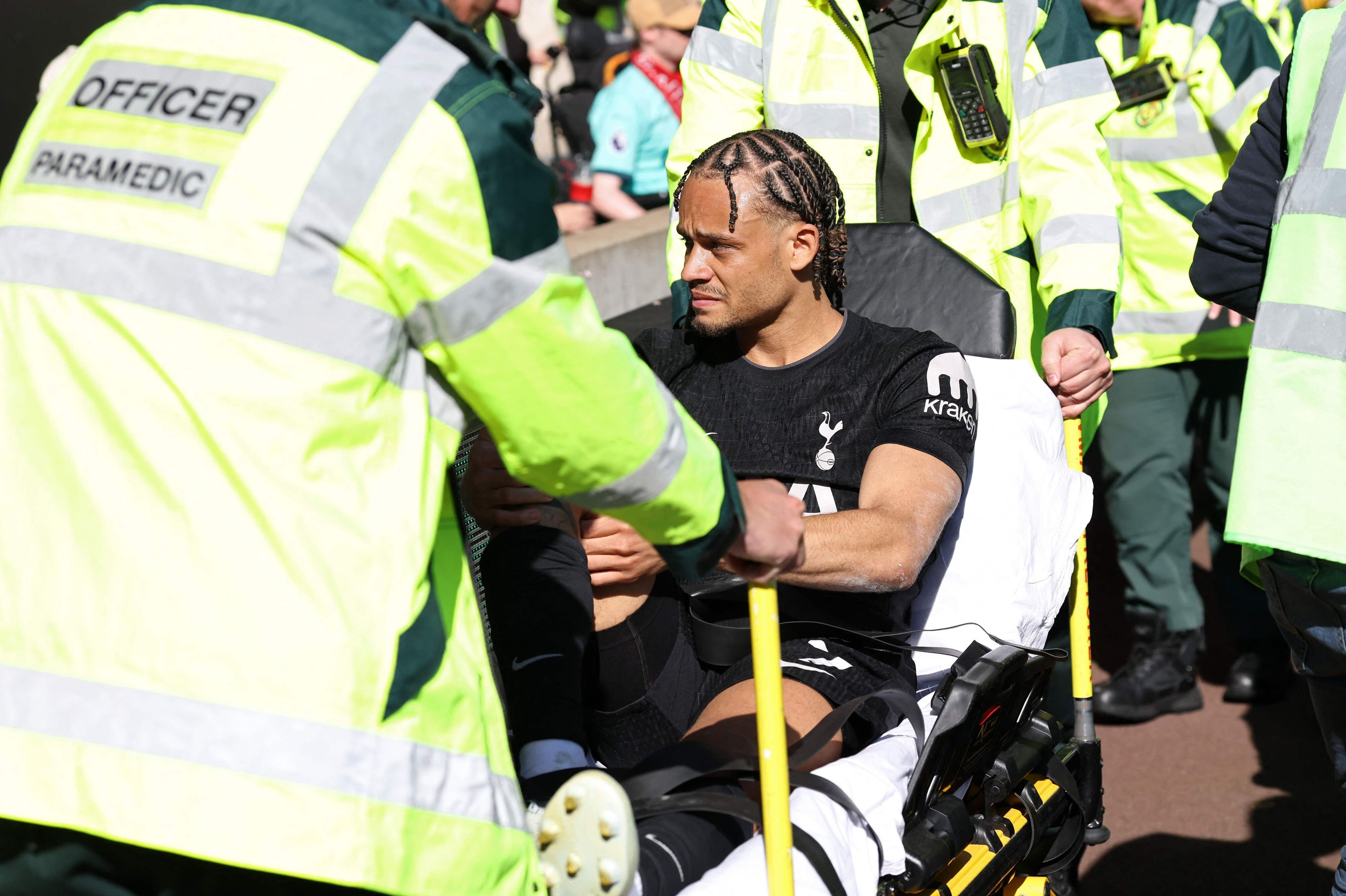 Xavi Simons måtte forlade banen på en båre, da han blev skadet for Tottenham i weekendens nedrykningskamp mod Wolverhampton. Midtbaneprofilen bliver ikke klar til VM, skriver han på Instagram. (Arkivfoto).