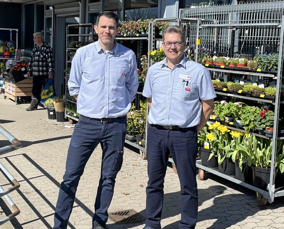 Daniel Hansen (tv) er ny mand i spidsen for SuperBrugsen Fuglebjerg. Her sammen med foreningsdirektør Morten Holm.