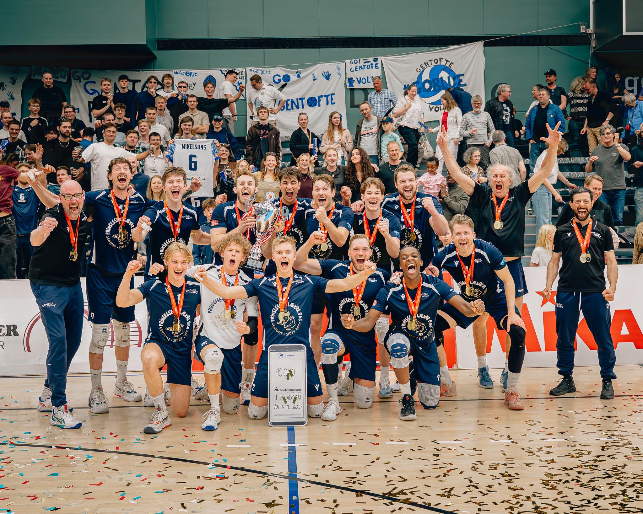 Gentofte Volleys danske mestre 2026: Stående fra venstre: Cheftræner Jonas Svantesson, Marcin Wielogorski, Rasmus Reitz, Rasmus Mikelsons, Alexander Nordfors, Magnus Andreas Nielsen, Jacob Rybøl, Oskar Lynard, Steen Sørensen, holdleder Rantzen og ass. træner Silvio Villa. Knælende fra venstre: Lukas Marker, Severin Bregnhøj, Bertram Rygaard, Jan Vinther og Ashley Hakizimfura. På billedet mangler Sam van Straten.