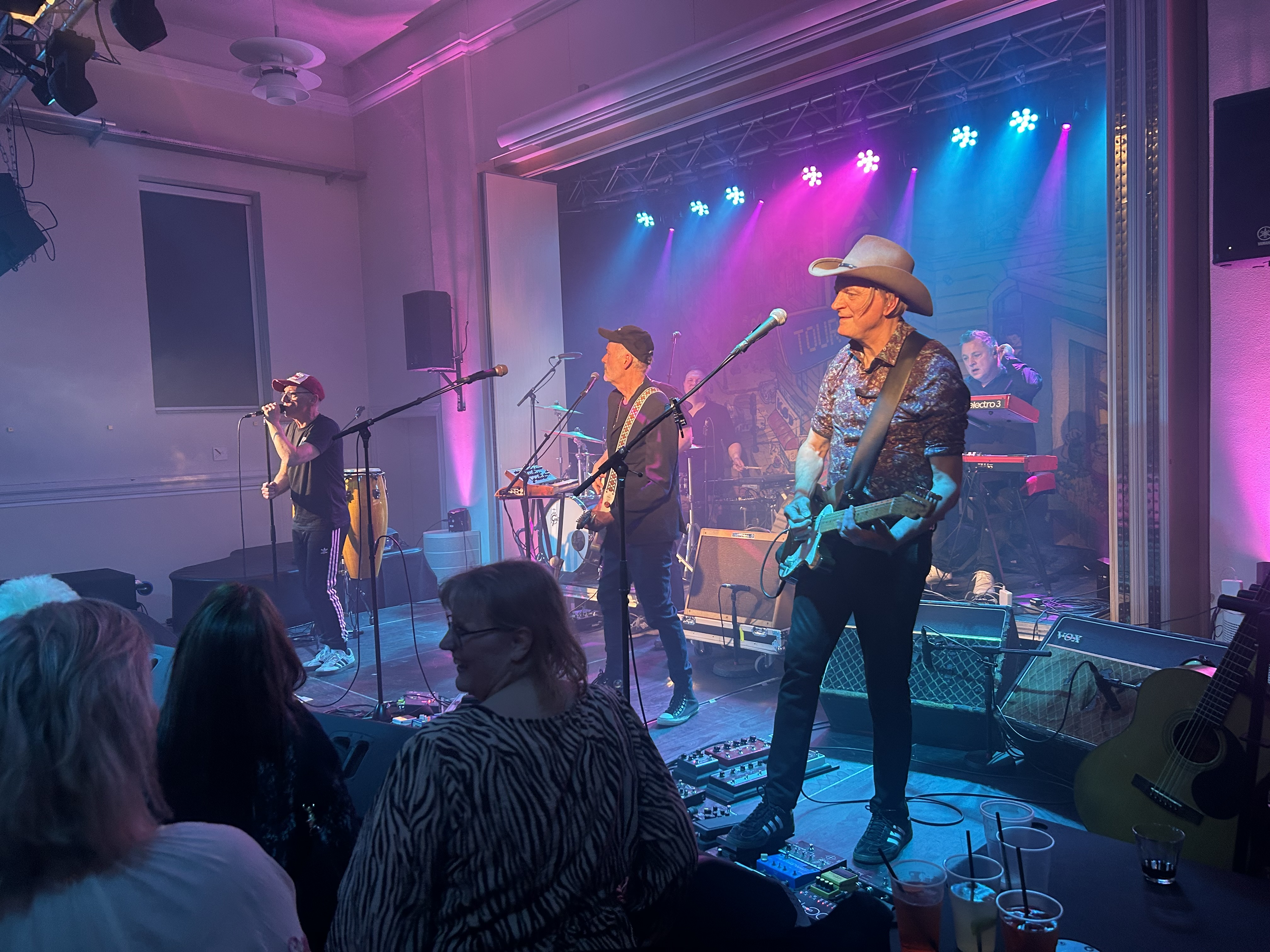 Back to Back trak fulde huse, da bandet spillede i Fredensborg Gamle Bio lørdag aften. Ja, der har faktisk aldrig før været så mange publikummer til en koncert i det lokale kulturhus.