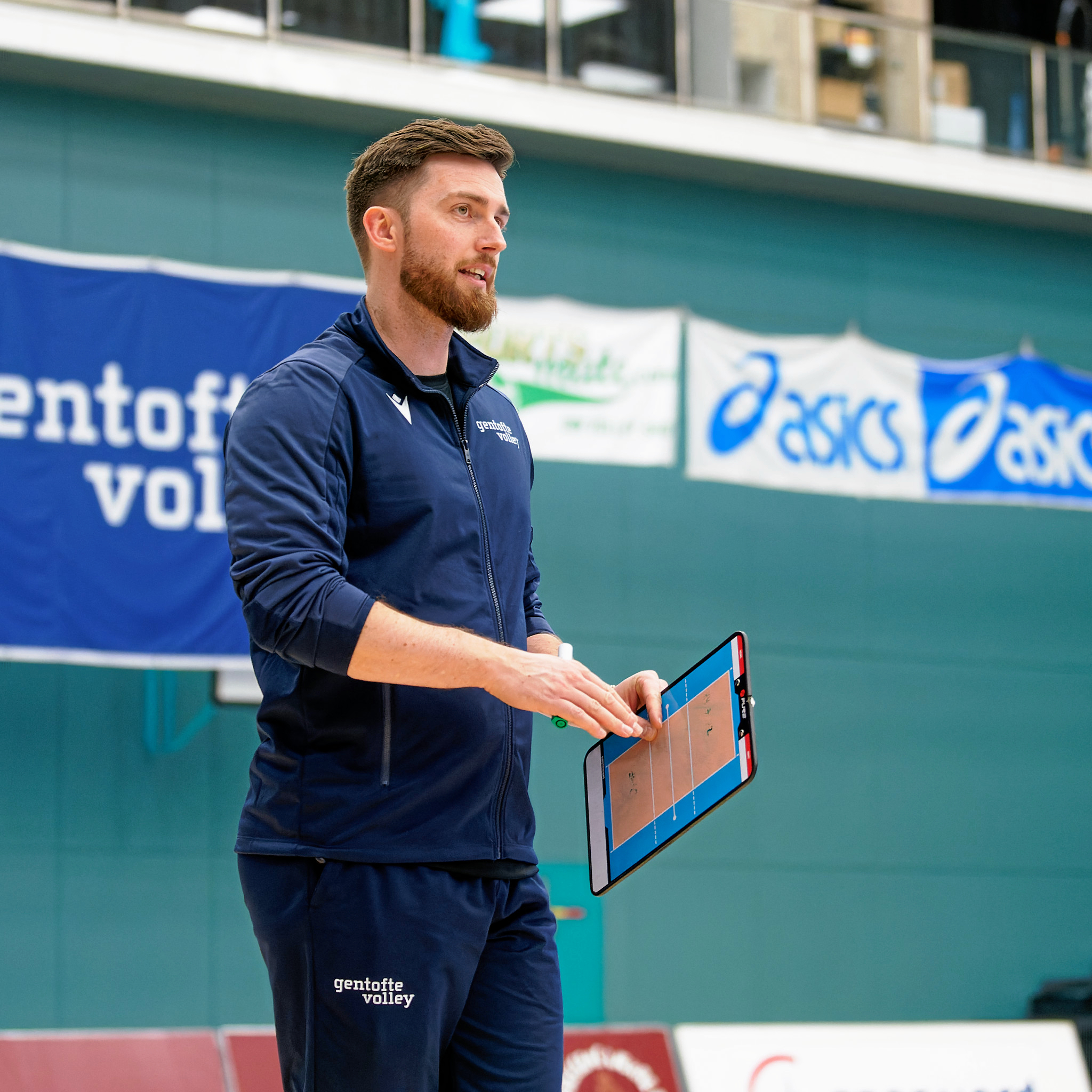 Gentofte Volleys cheftræner Jon Junker i aktion i en ligakamp i Gentofte Volley Arena i Kildeskovshallen.
