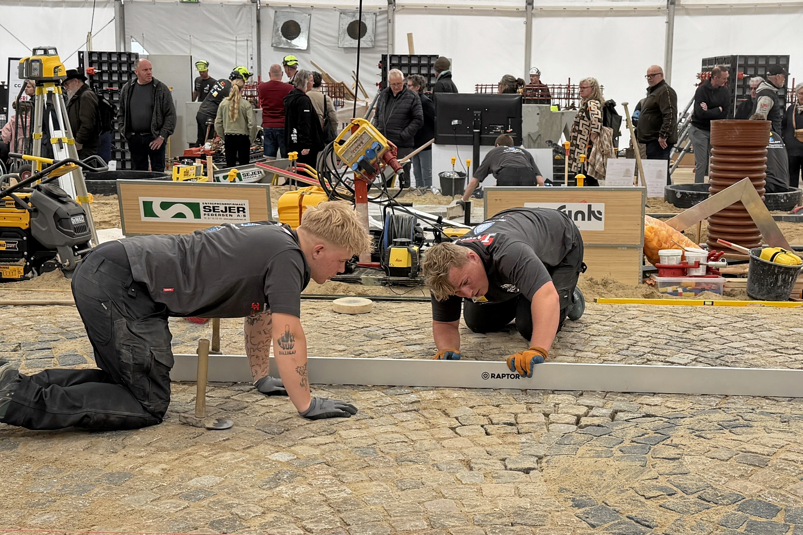 Konkurrencedagene var lange og intense, og om aftenen var man fuldstændig kvæstet, fortæller Lucas Ewald (til venstre) - her sammen med sin makker Mathias Bagge.