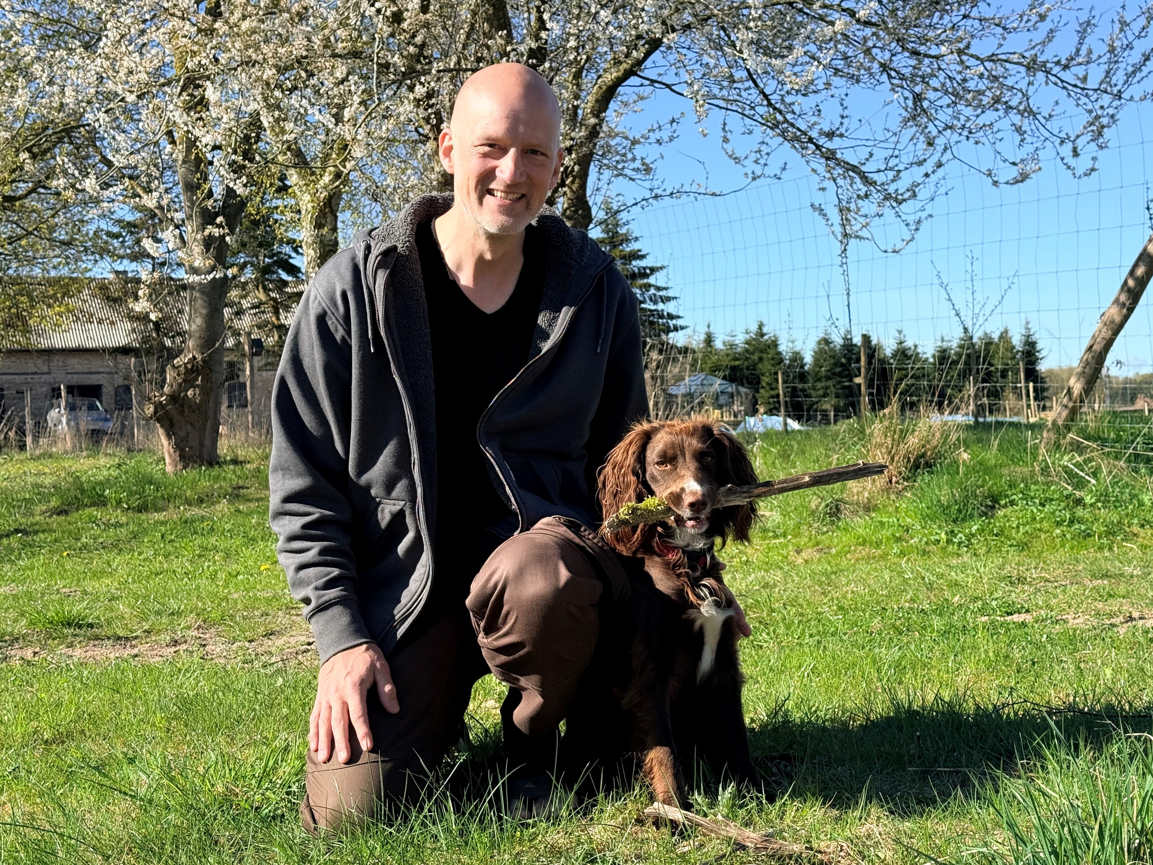 Der er så idyllisk herude på landet, men her på 'Æblevig' generes Thomas Græbe af en høj summelyd, der bare bliver ved. Han har sporet den til en adresse tre kilometer væk.