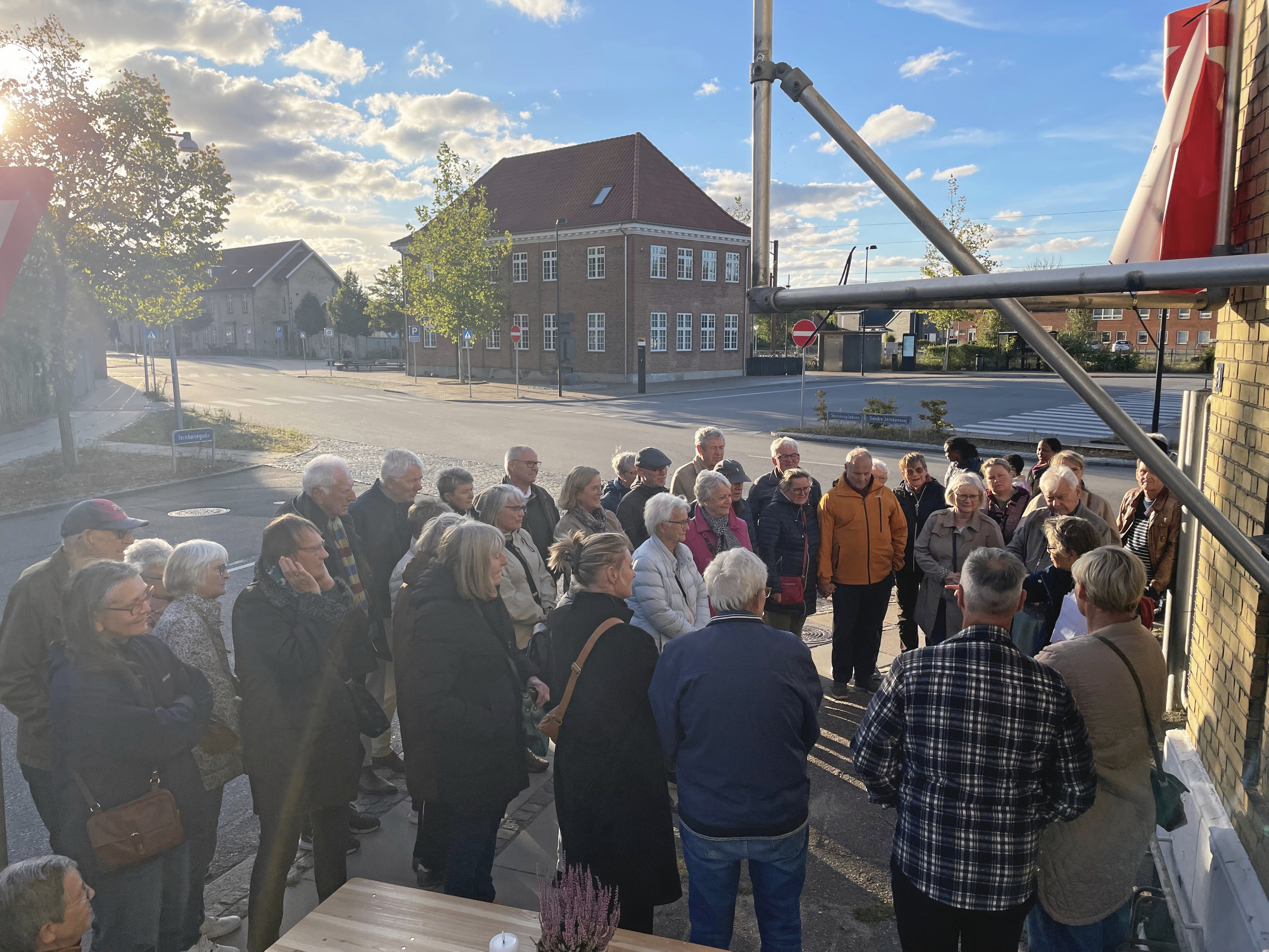 Første del finder sted søndag 10. maj 2026 klokken 14.00, hvor turen starter fra Haslev Bibliotek på Jernbanegade 62. Her går ruten igennem hovedgaden, hvor deltagerne hører om bygninger, der oprindeligt havde en anden funktion end i dag.
