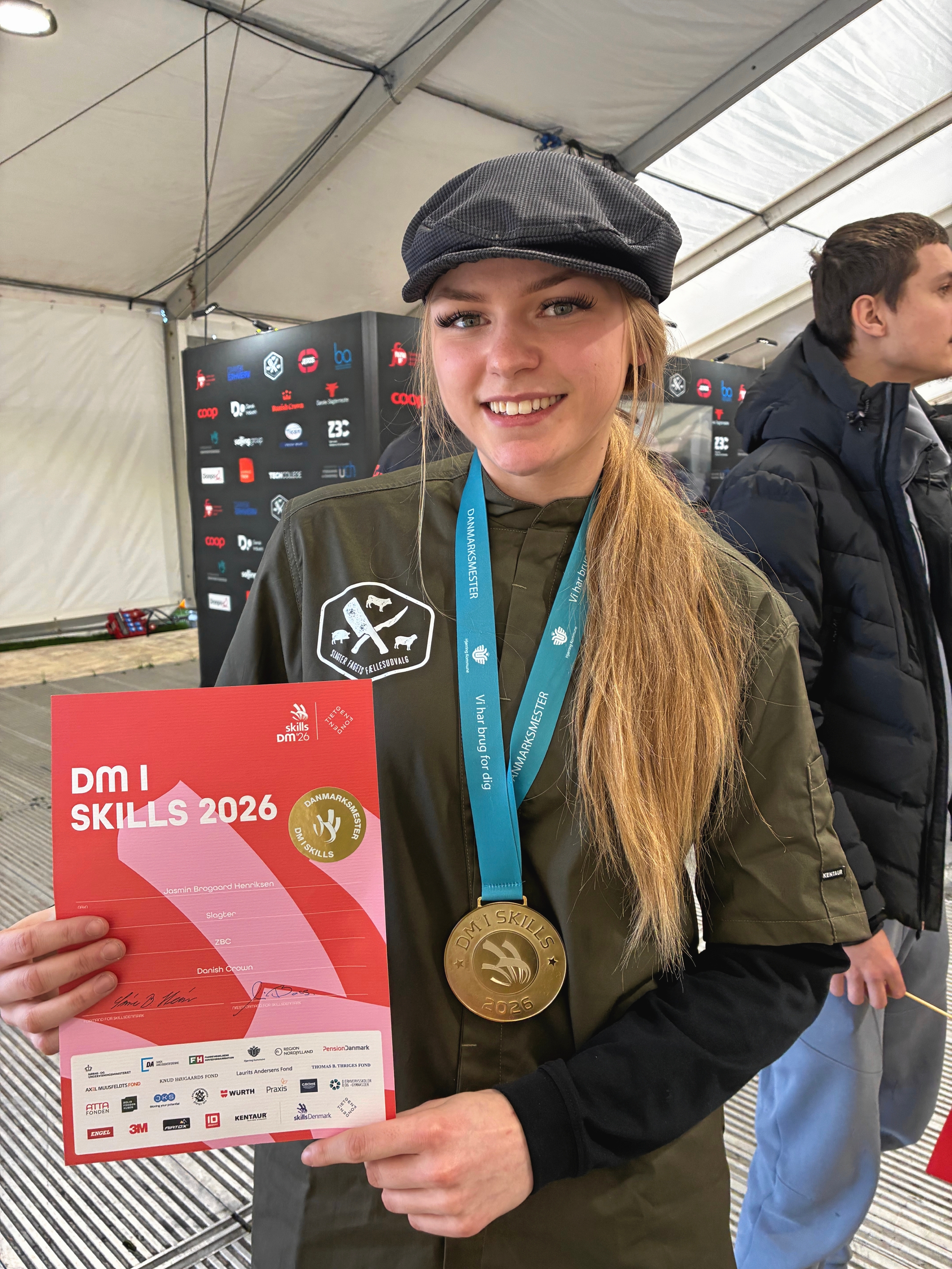 Det er jo bare megadejligt, siger Jasmin Brogaard Henriksen, der tog guldet som bedste slagterelev. - Presse Det er jo bare megadejligt, siger Jasmin Brogaard Henriksen, der tog guldet som bedste slagterelev.