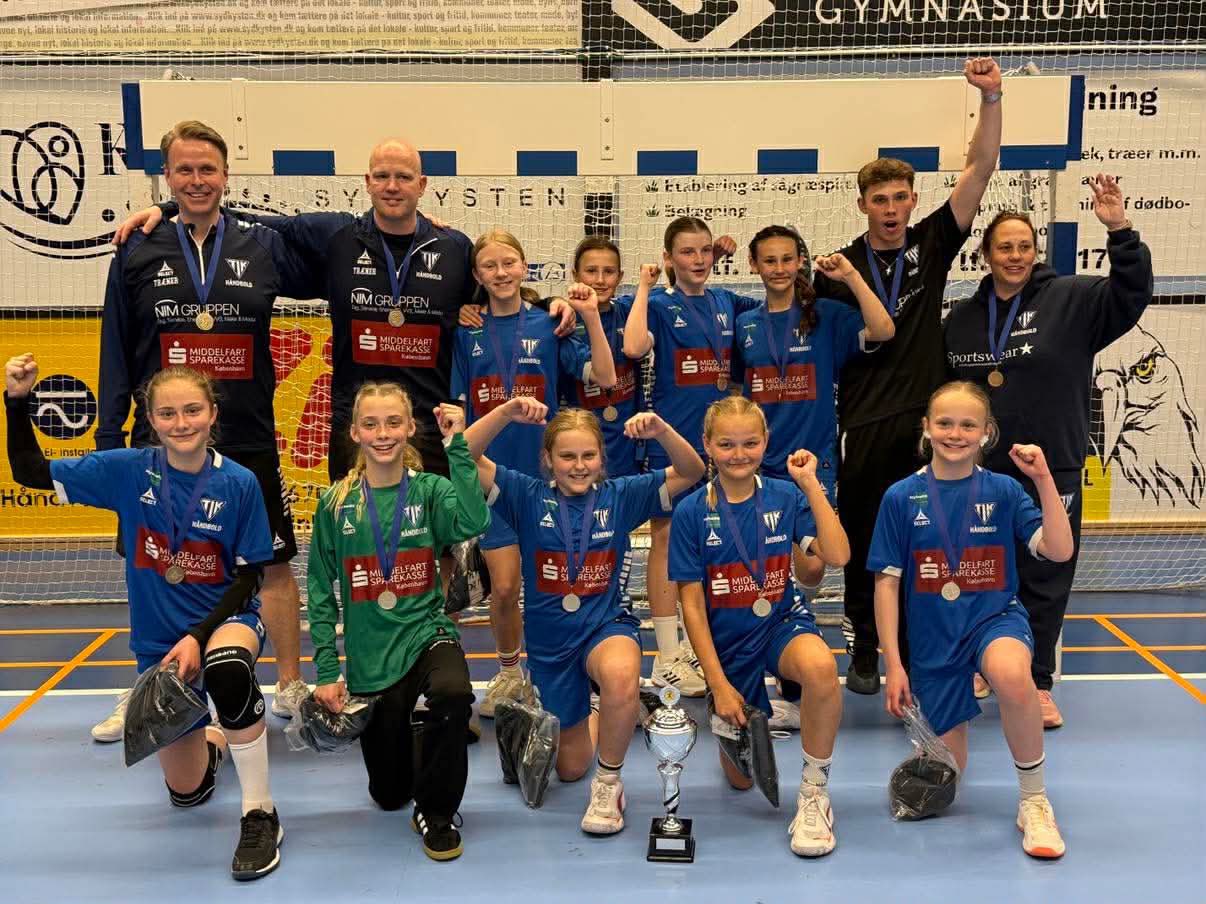 TIK Håndbold med armene i vejret efter den store sejr ved finalestævnet.