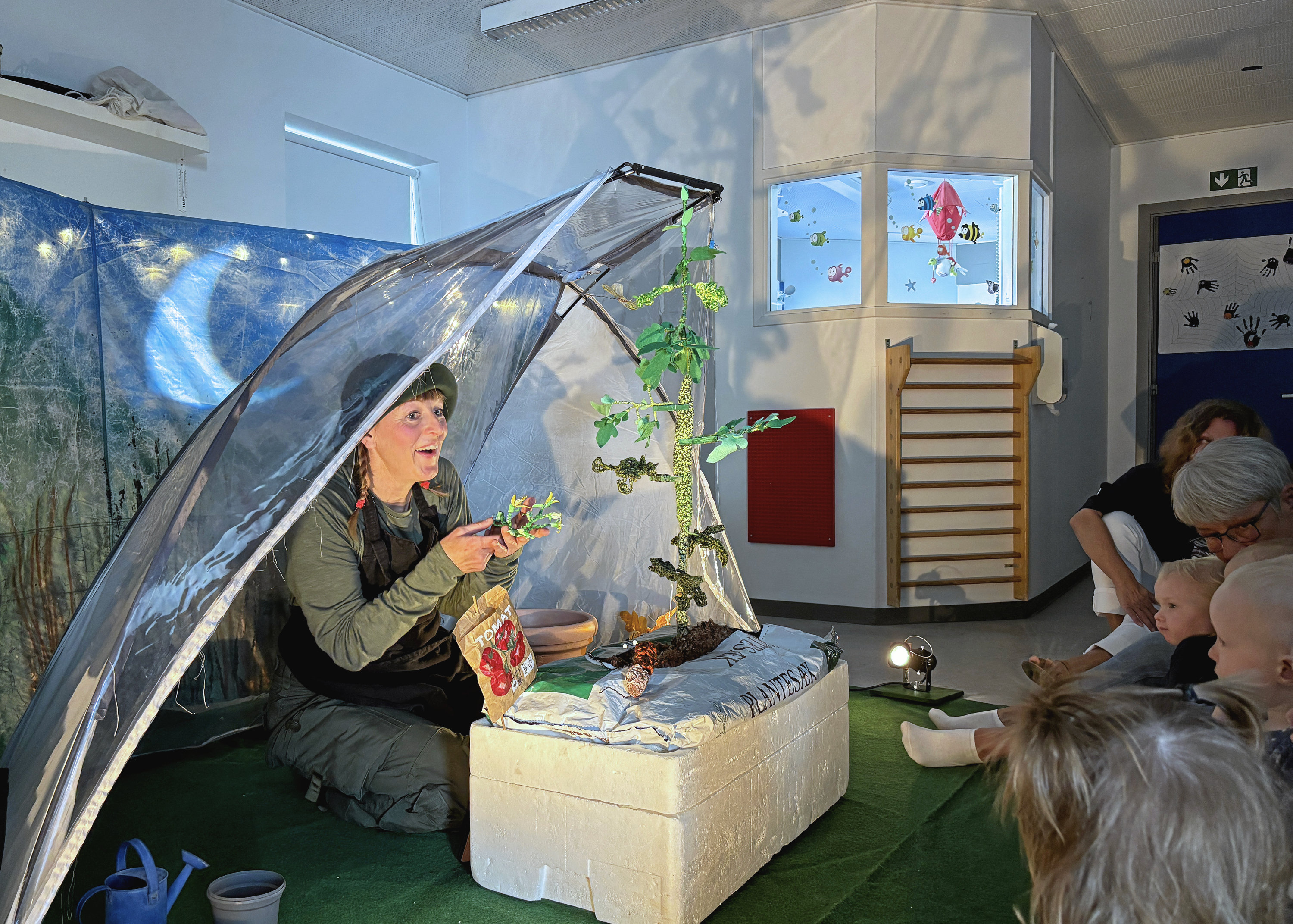 Marie Møller fra Quasi Teater optrådte med forestillingen "Et tomatliv" for vuggestuebørn i Labyrinten på Lupinvej i Kalundborg.