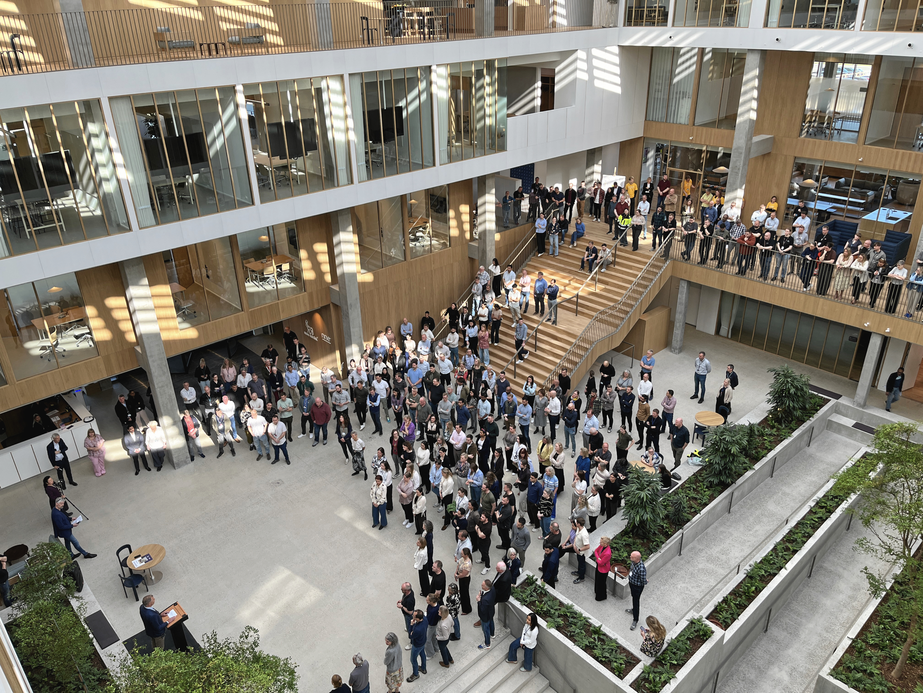 Mandag havde medarbejderne ved Novo Nordisk i Kalundborg første arbejdsdag i den nye administrationsbygning. Bygningen ligger ved indkørslen til Kalundborg fra Rute 23, så den er noget af det første, man ser, når man ankommer til byen.