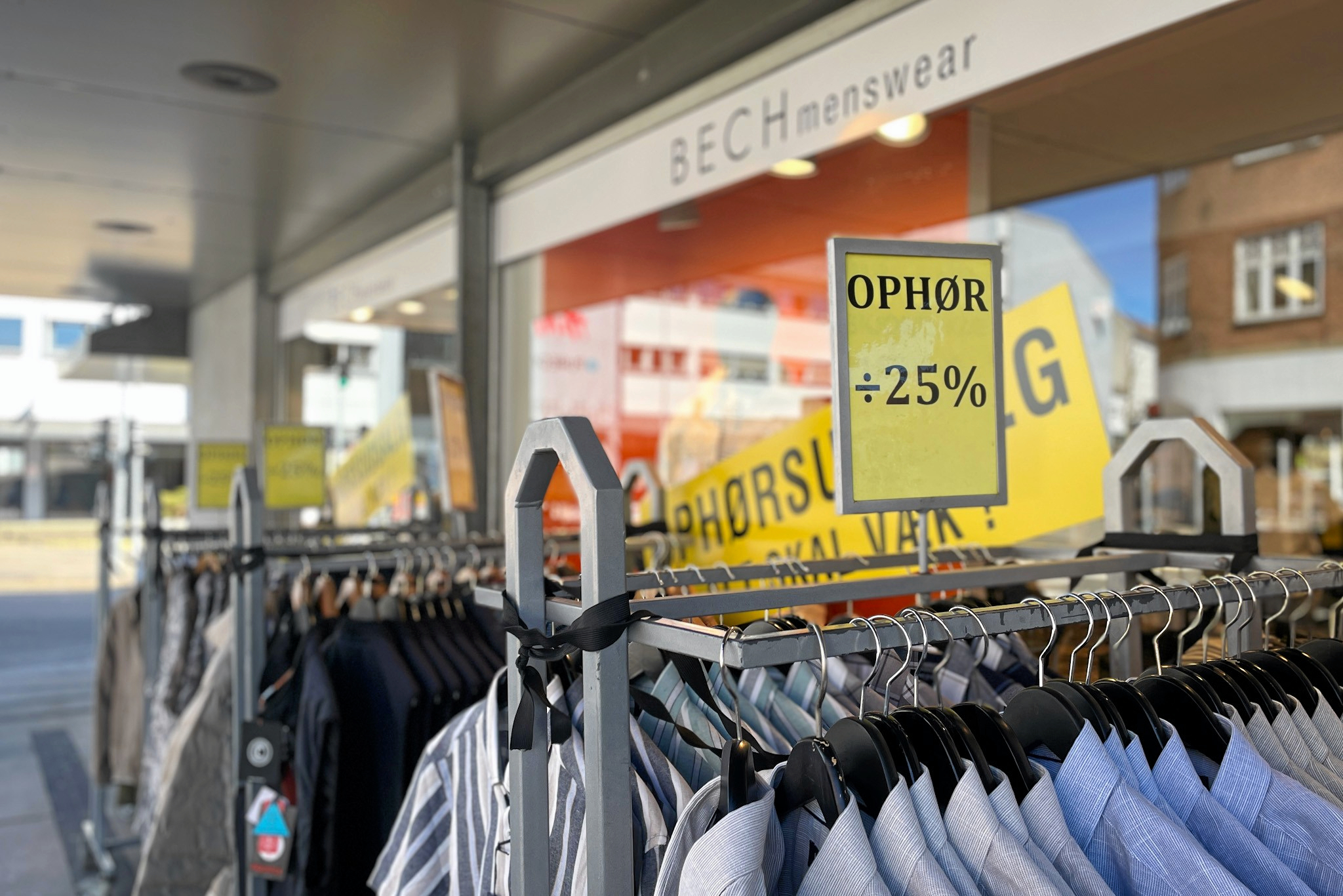 Herretøjsbutikken, der ligger på hjørnet i krydset mellem Labæk og Smedelundsgade, lukker.