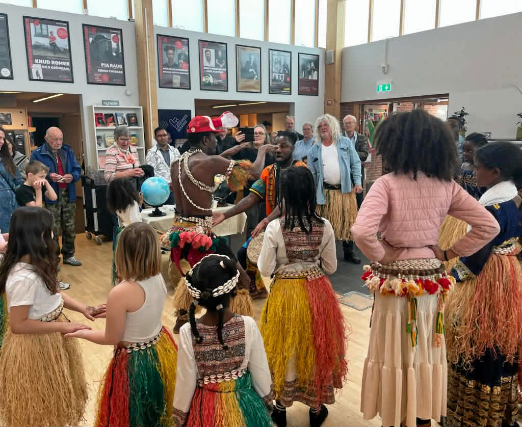 Det var et festligt skue, da hele verden mødtes i stationsbyen, hvor den blandt andet stod på traditionel stammedans