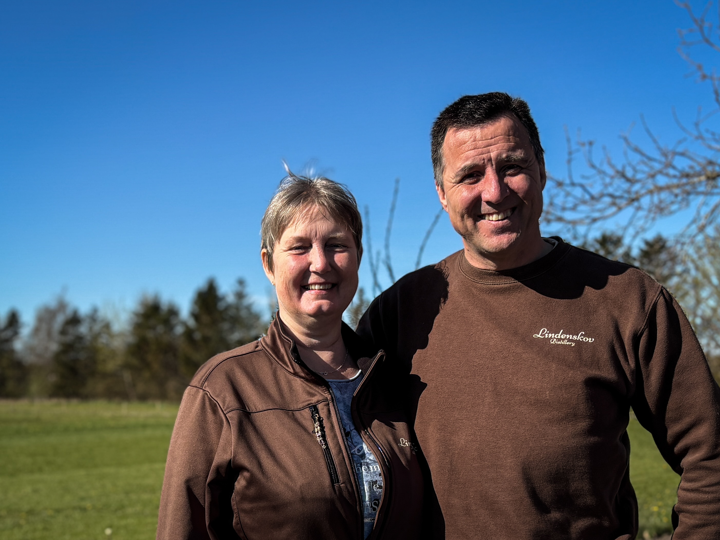 Charlotte Lindenskov og Martin Andersen står bag Lindenskov Distillery ved Sorø, hvor råvarer fra egen - og andres - have bliver til smag på flaske.