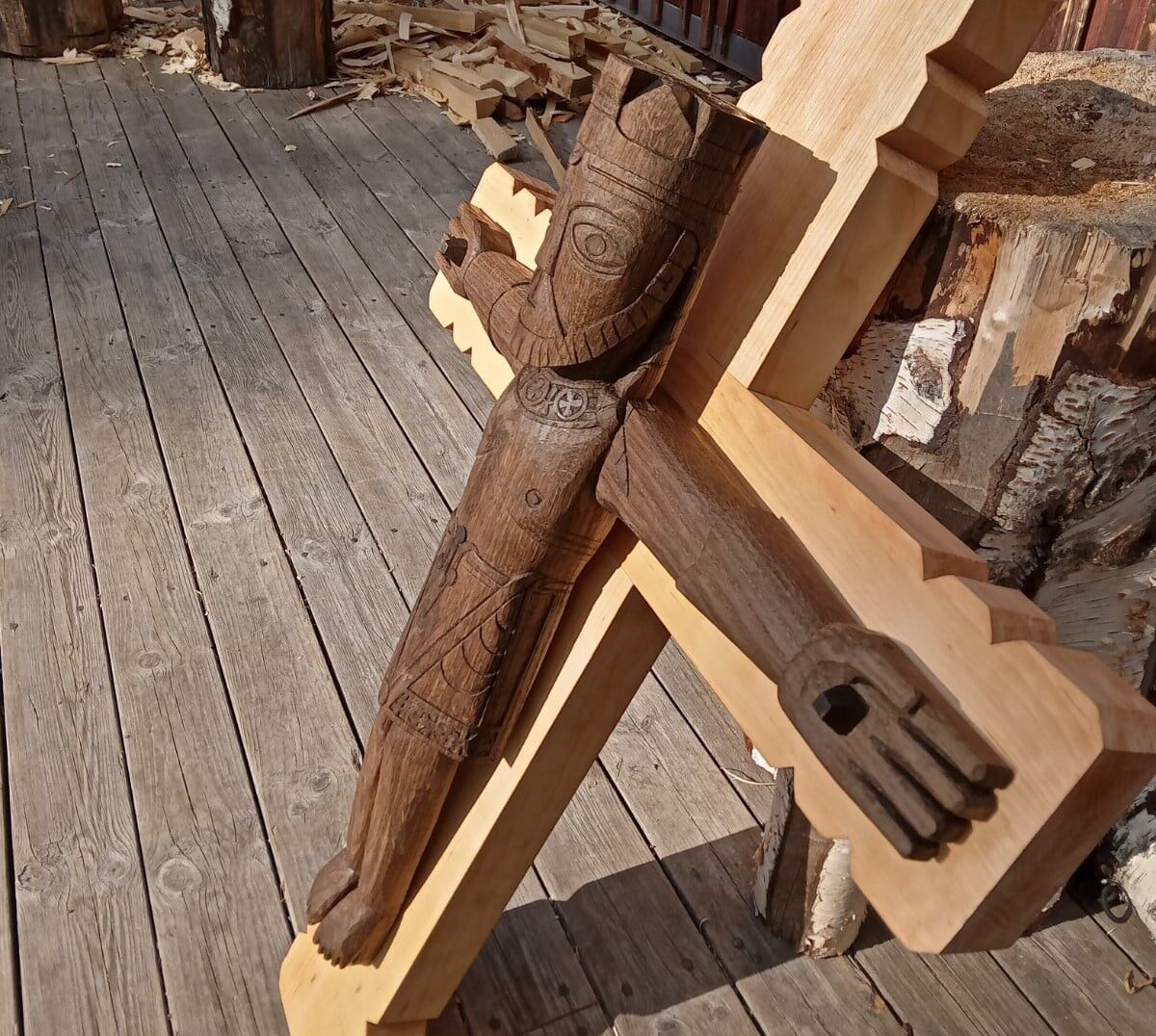 Under gudstjenesten kan deltagerne opleve korset ”Hvide Krist”.