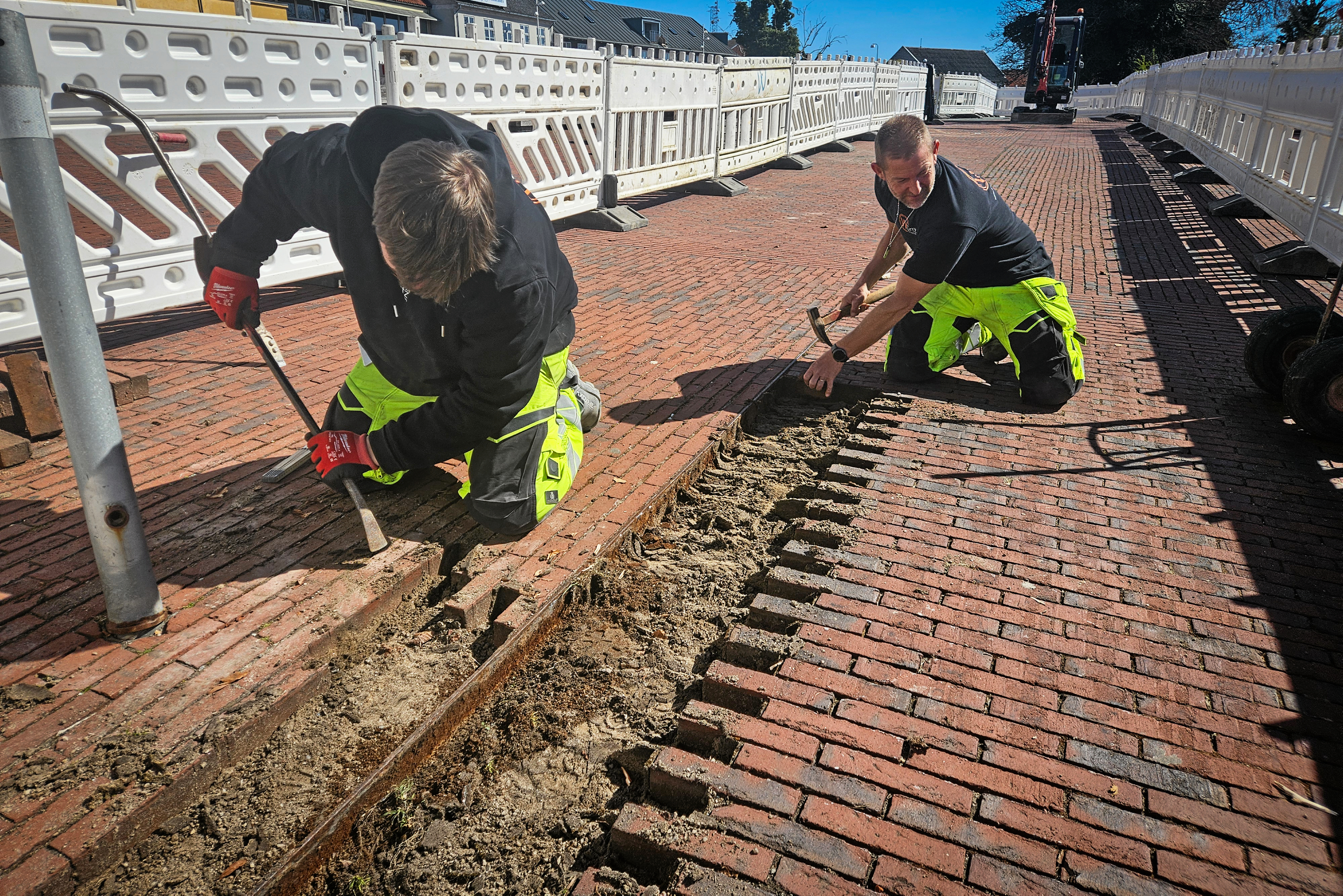 Anders Jensen til venstre og René Slot Pedersen er godt i gang med at få frigjort de udskældte jernkanter, så de kan blive fjernet.