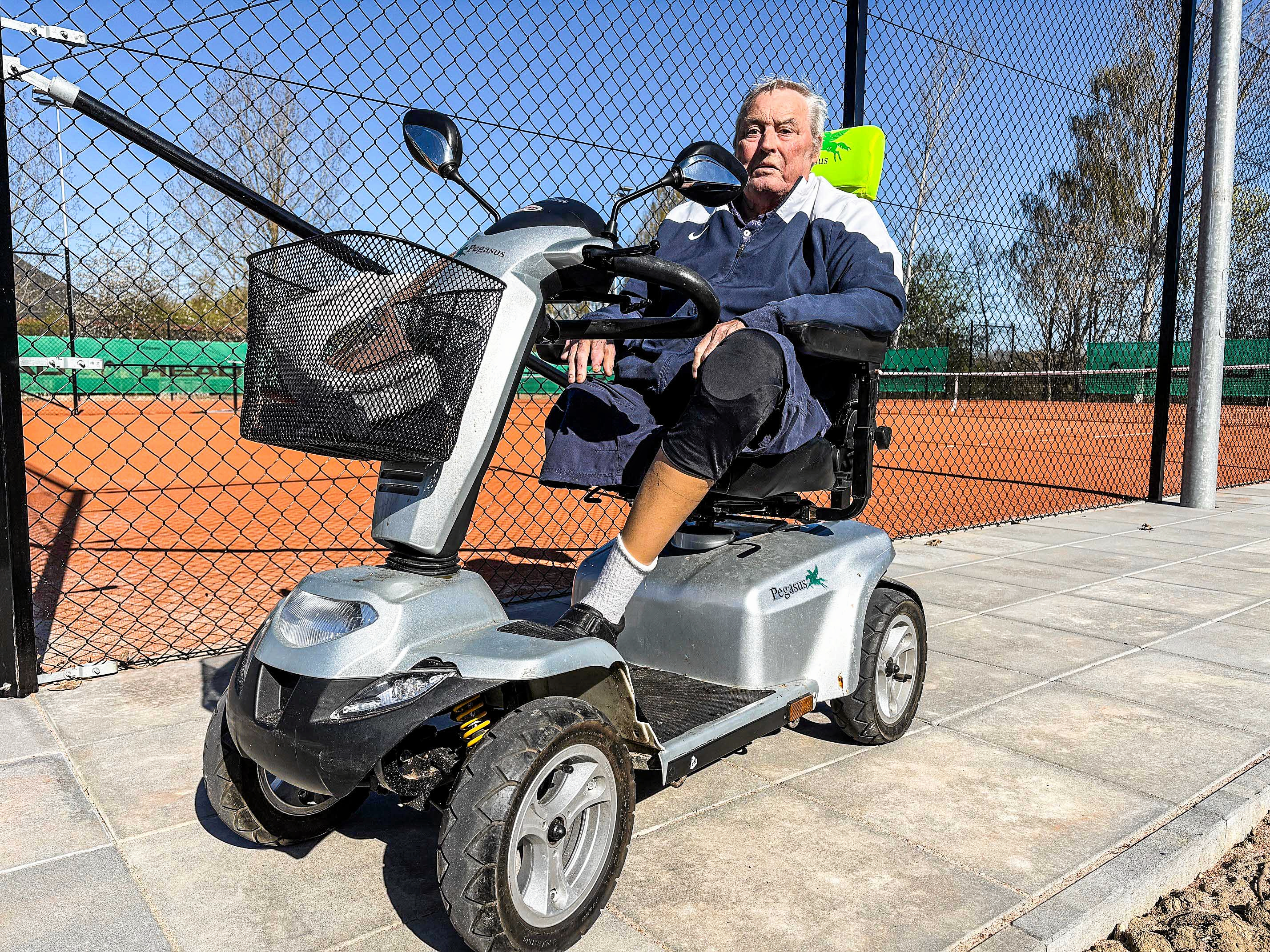For 81-årige Per Lundby, der har fået amputeret begge ben og i dag har én benprotese, er ugens højdepunkt et besøg på tennisanlægget for at se sine venner spille, men han skal have hjælp for at komme frem og tilbage i sin elscooter.