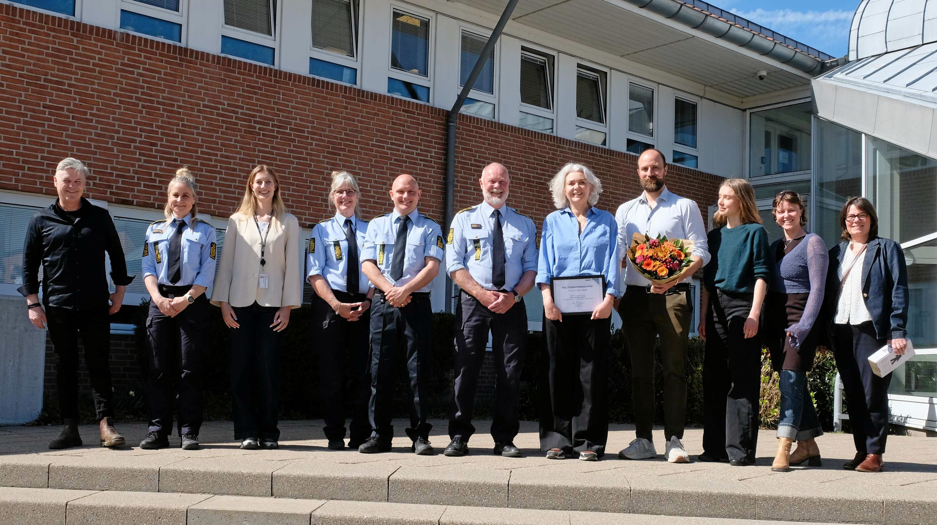 Nummer seks og syv fra venstre er henholdsvis politidirektør Kim Christiansen og direktør Rikke Nue Møller, Dansk Stalking Center. Nummer fem fra venstre er politiassistent Michael Munch og nummer otte er psykolog Laurids Møller, Dansk Stalking Center. - Københavns Vestegns Politi Nummer seks og syv fra venstre er henholdsvis politidirektør Kim Christiansen og direktør Rikke Nue Møller, Dansk Stalking Center. Nummer fem fra venstre er politiassistent Michael Munch og nummer otte er psykolog Laurids Møller, Dansk Stalking Center.