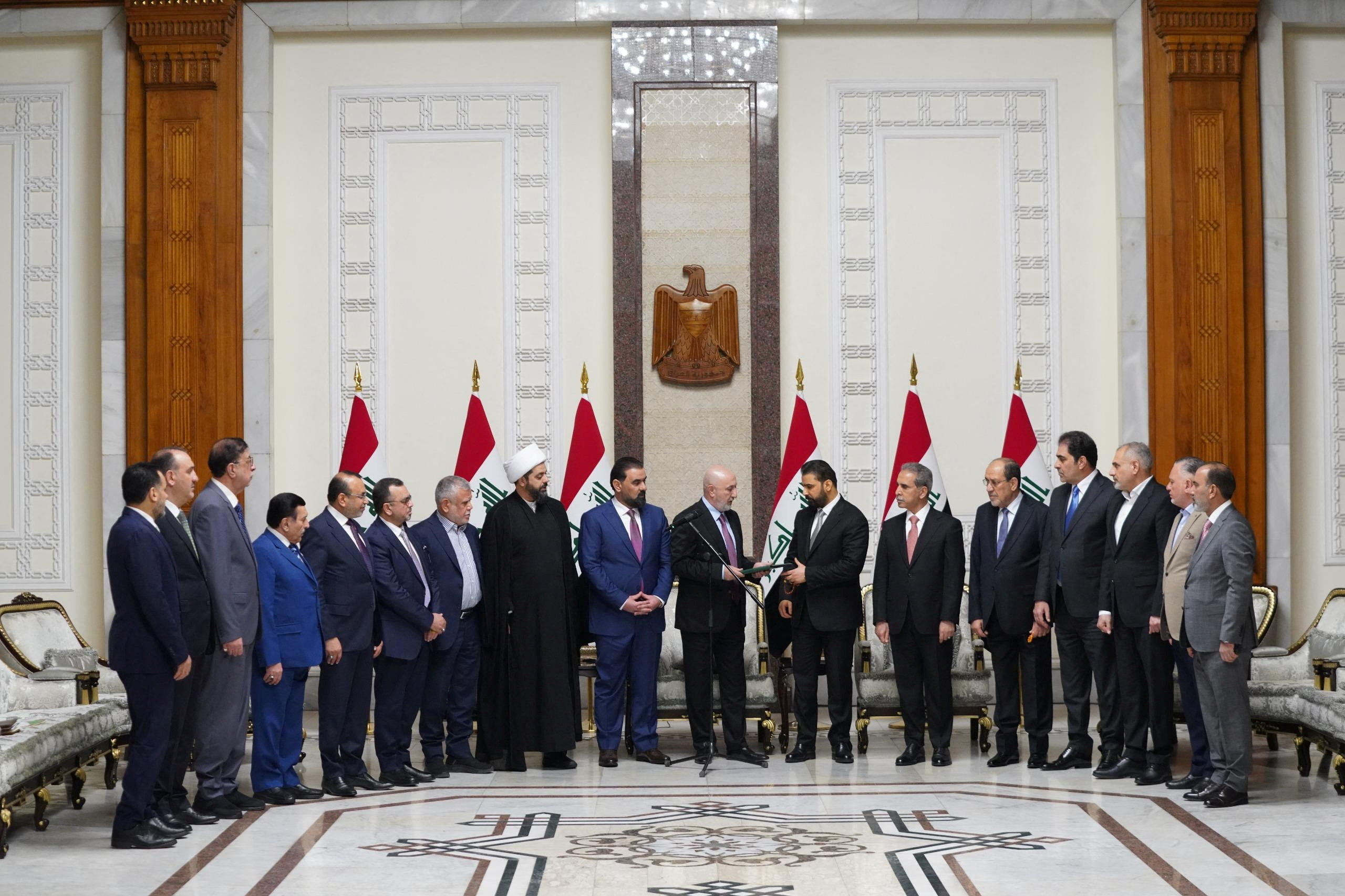Ali al-Zaidi bliver formelt tildelt opgaven om at forsøge at danne regering i Irak af landets præsident ved en ceremoni mandag i Bagdad.