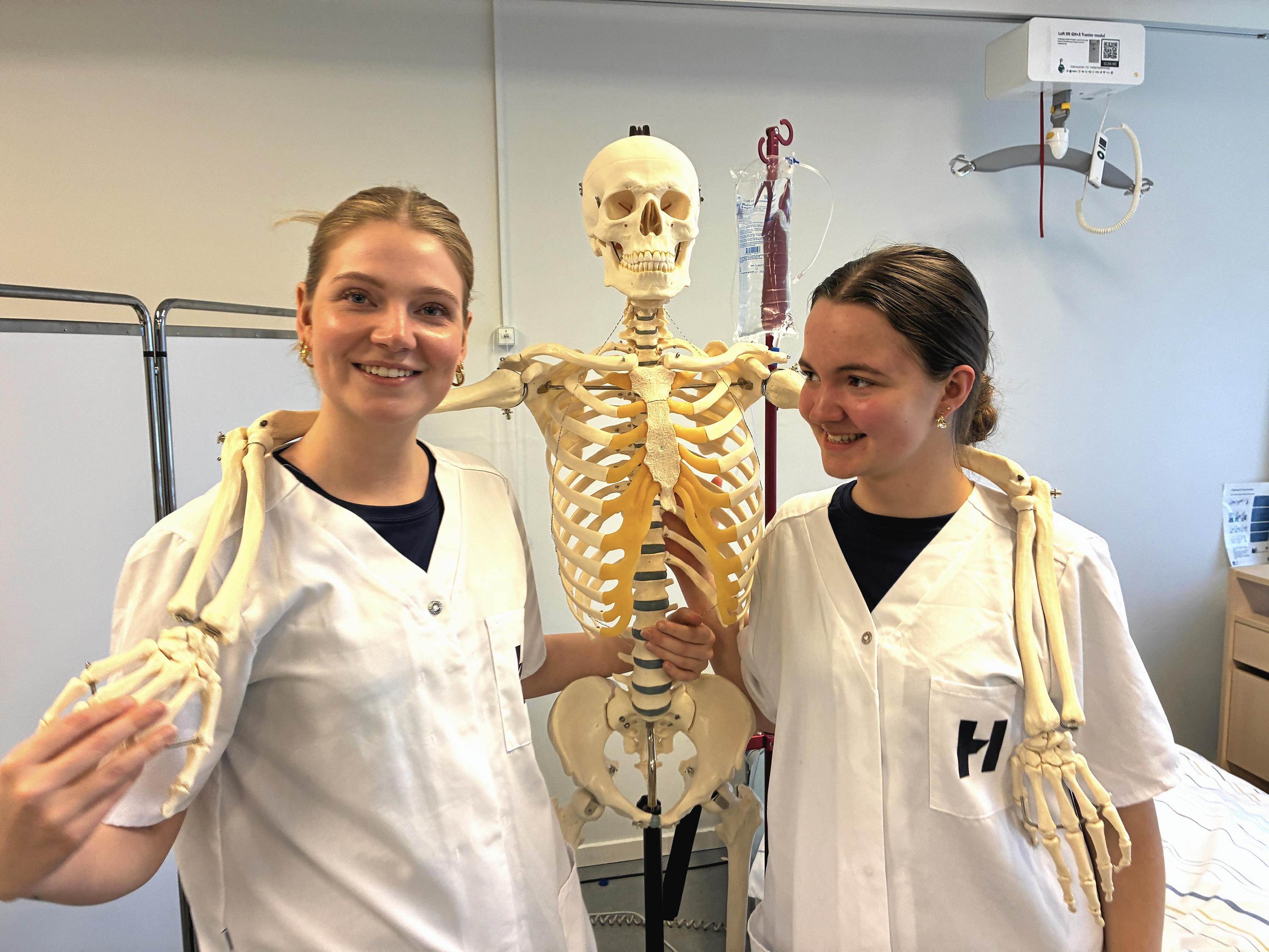 Claudia Van Eeden og Amalie Husmer, der begge er ansat i Hillerød Kommune, viste deres kunnen til DM i Skills i Hjørring.