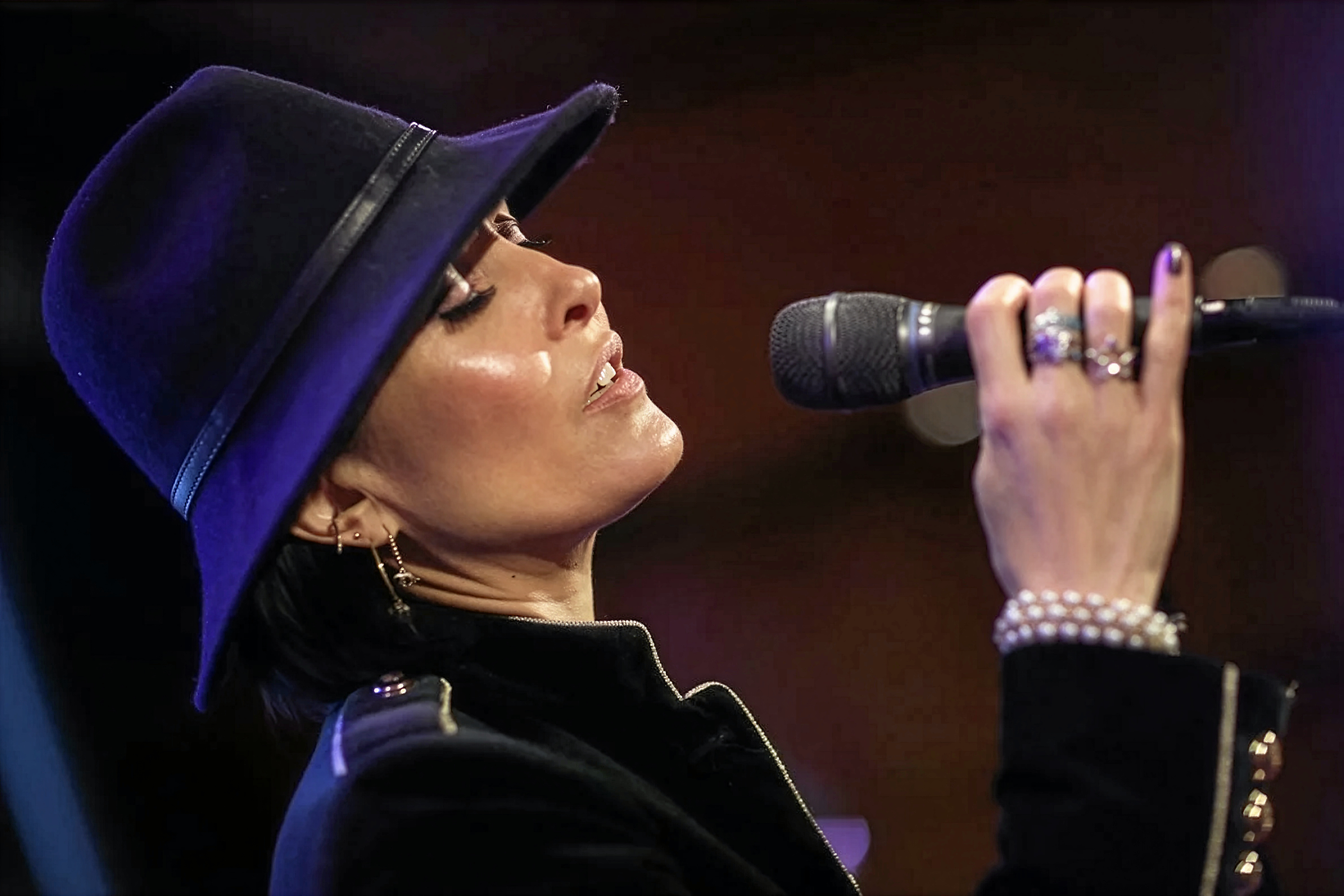 Jo Harrop er jazzsangerinde fra London og omtales som en af de mest markante stemmer på den engelske jazzscene.