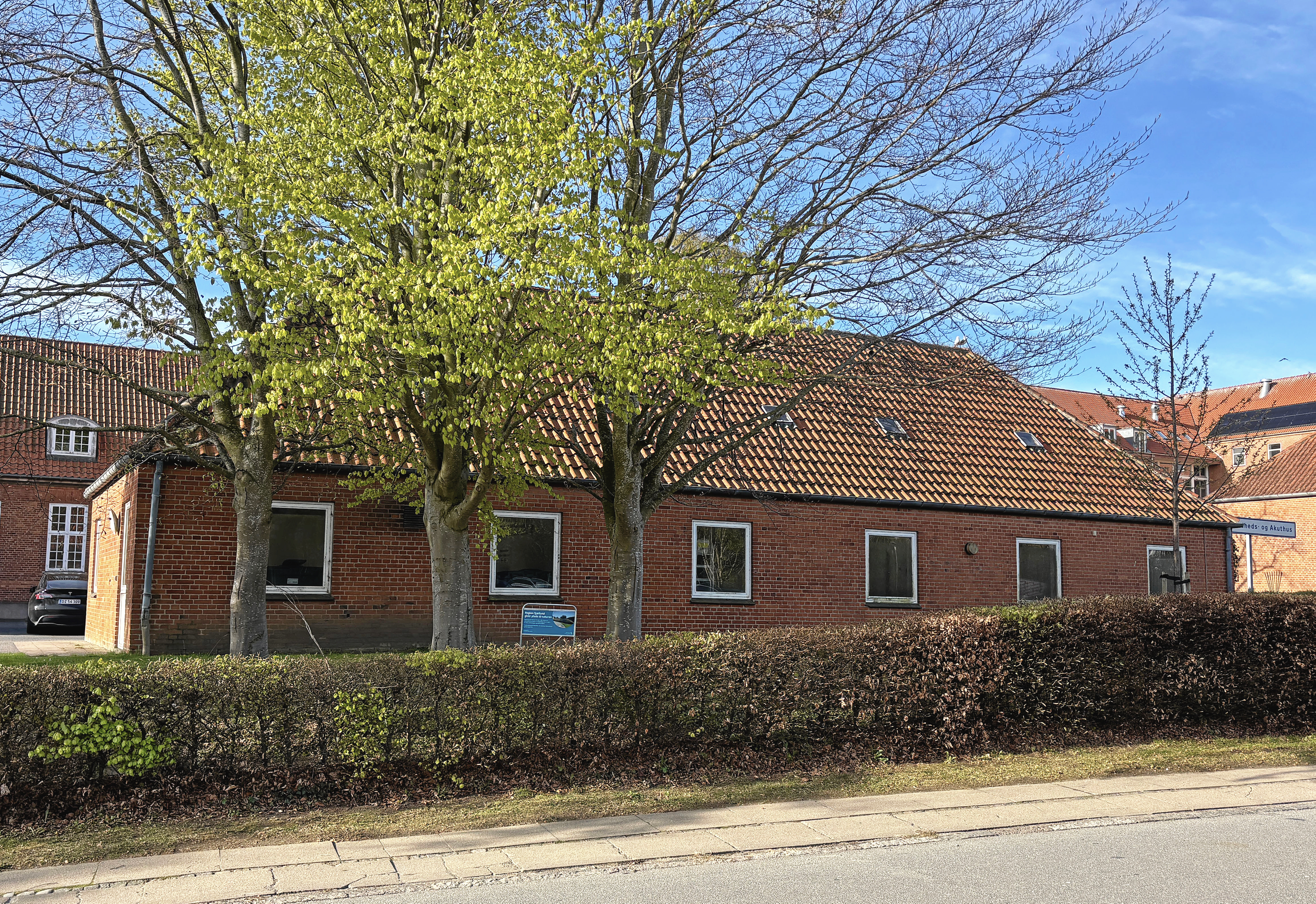 I denne røde murstenbygning skal der være screeningsklinik i Kalundborg. Den forventes at åbne i begyndelsen af november 2026.