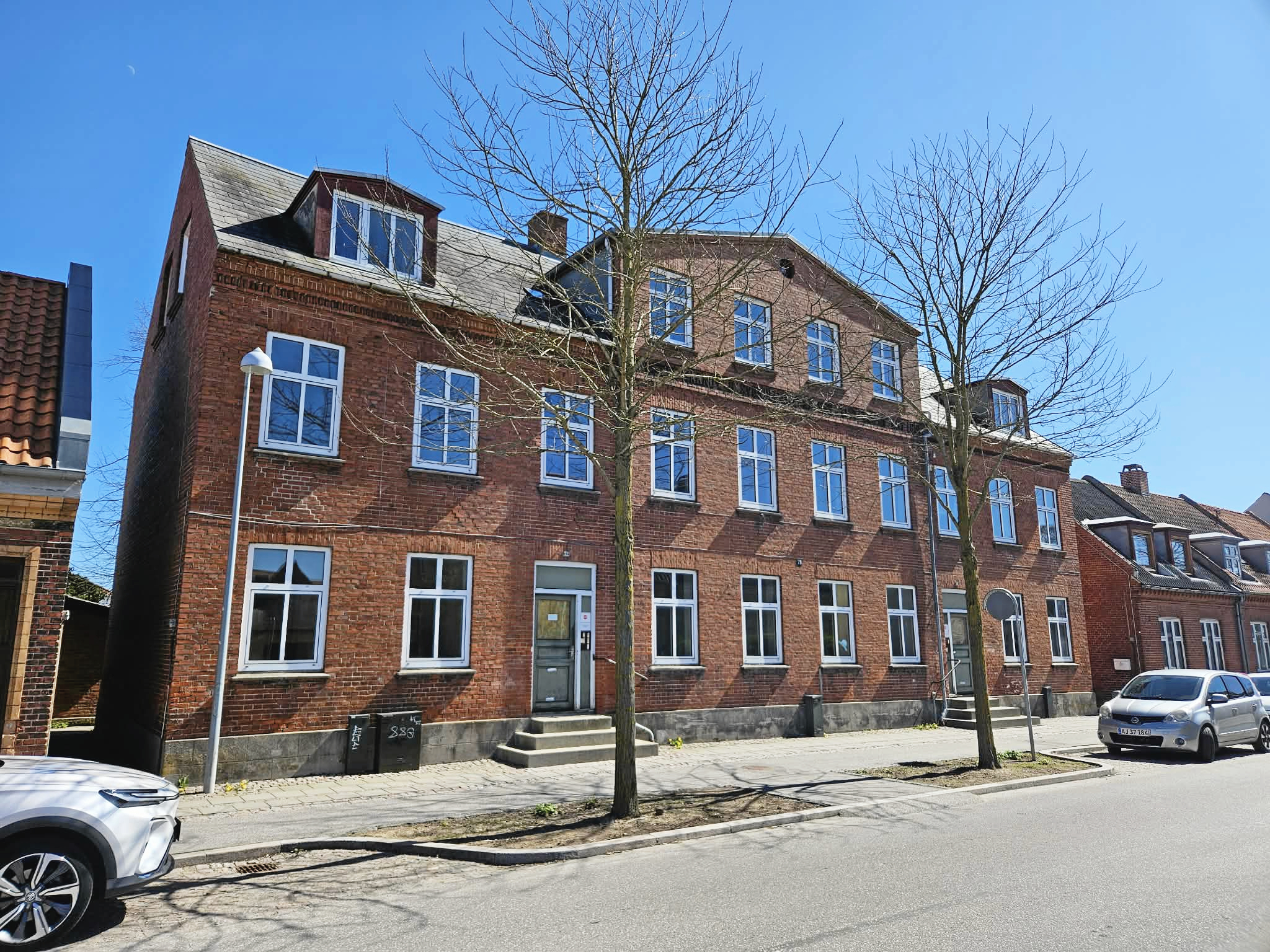 Den centralt beliggende ejendom er opført i 1891.