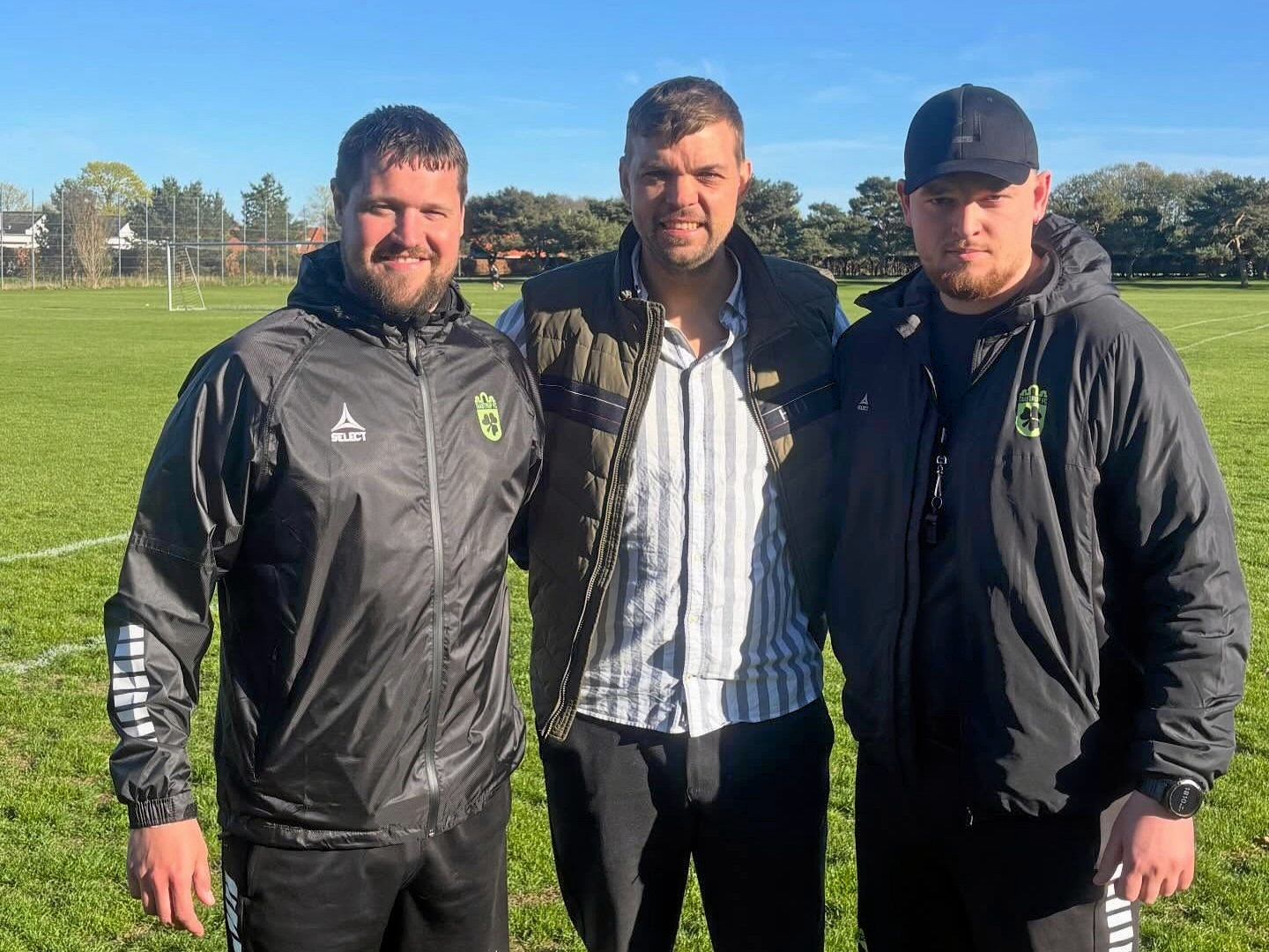 De nuværende assistenttrænere Frederik Stokholm og Jonathan Siwert kommer til at overtage trænergerningen fra Kasper Riis. Her står de på hver sin side af seniorformand Morten Lethan Albrechtsen.