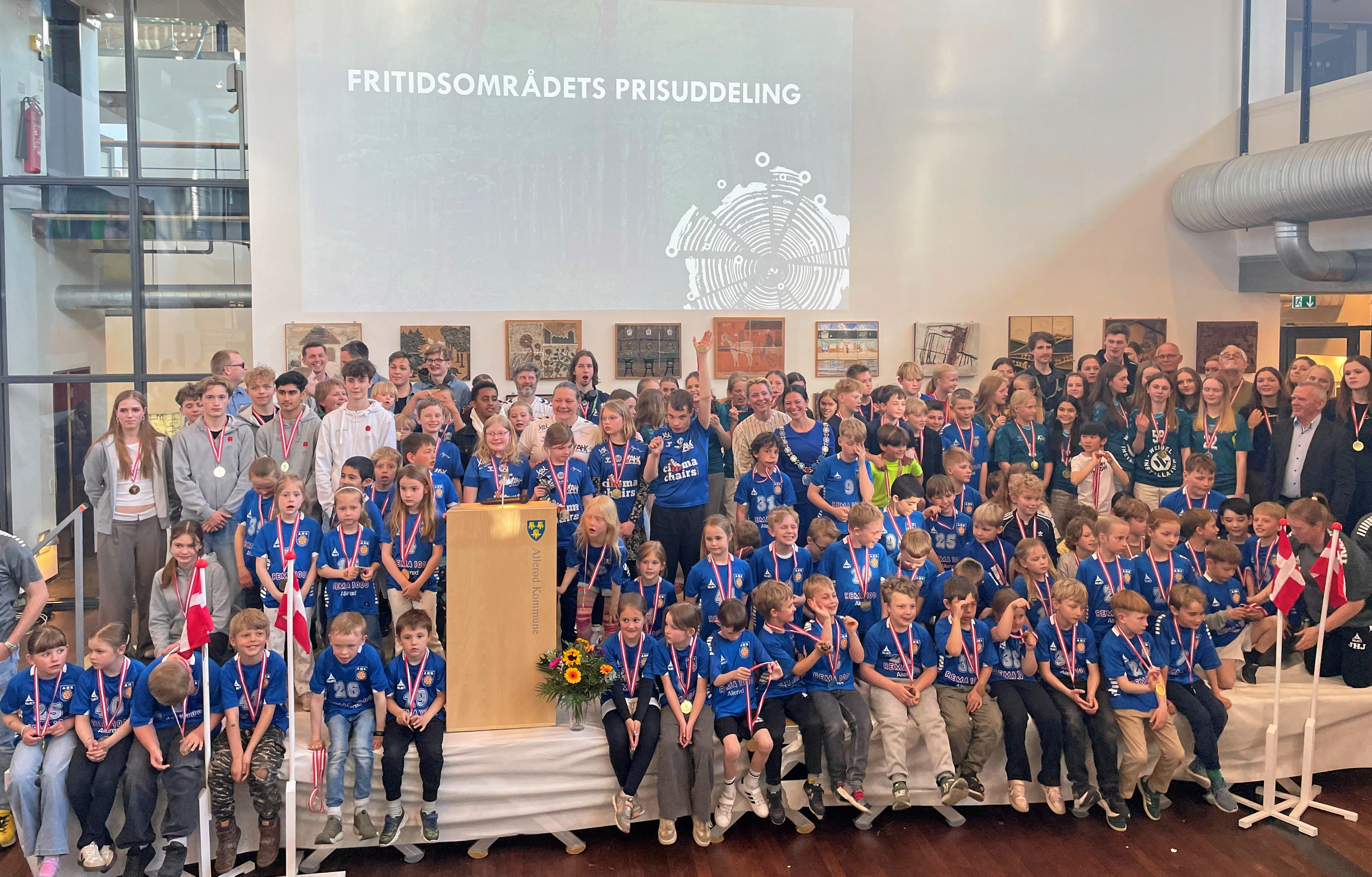 Medaljer i lange baner, da spejdere og idrætslivet blev fejret.
