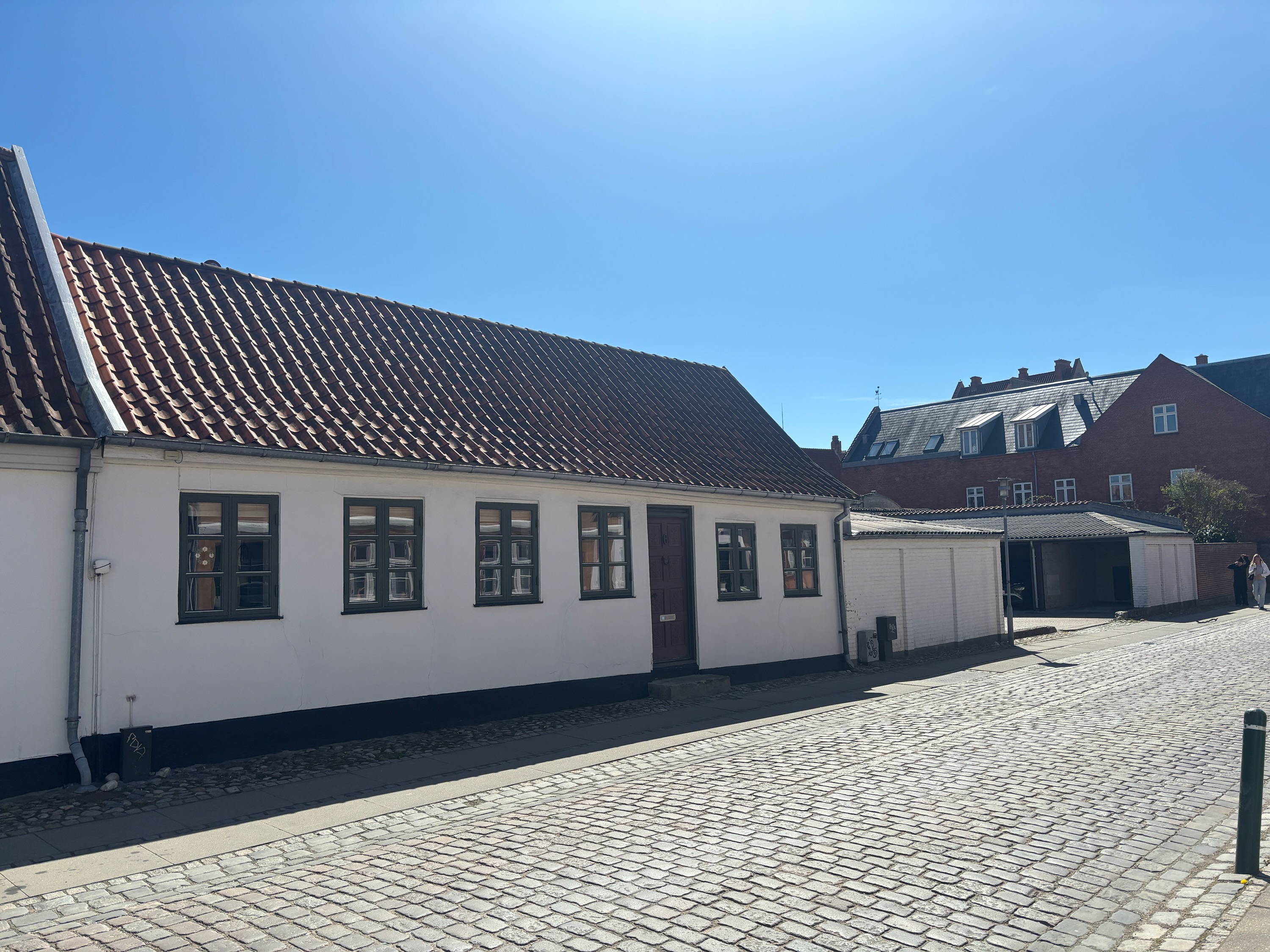 Nyportstræde 6 er ejet af murermester Frank Hansen. Han ønskede ikke at tale med Dagbladet Køge om sagen inden dagens byrådsmøde.