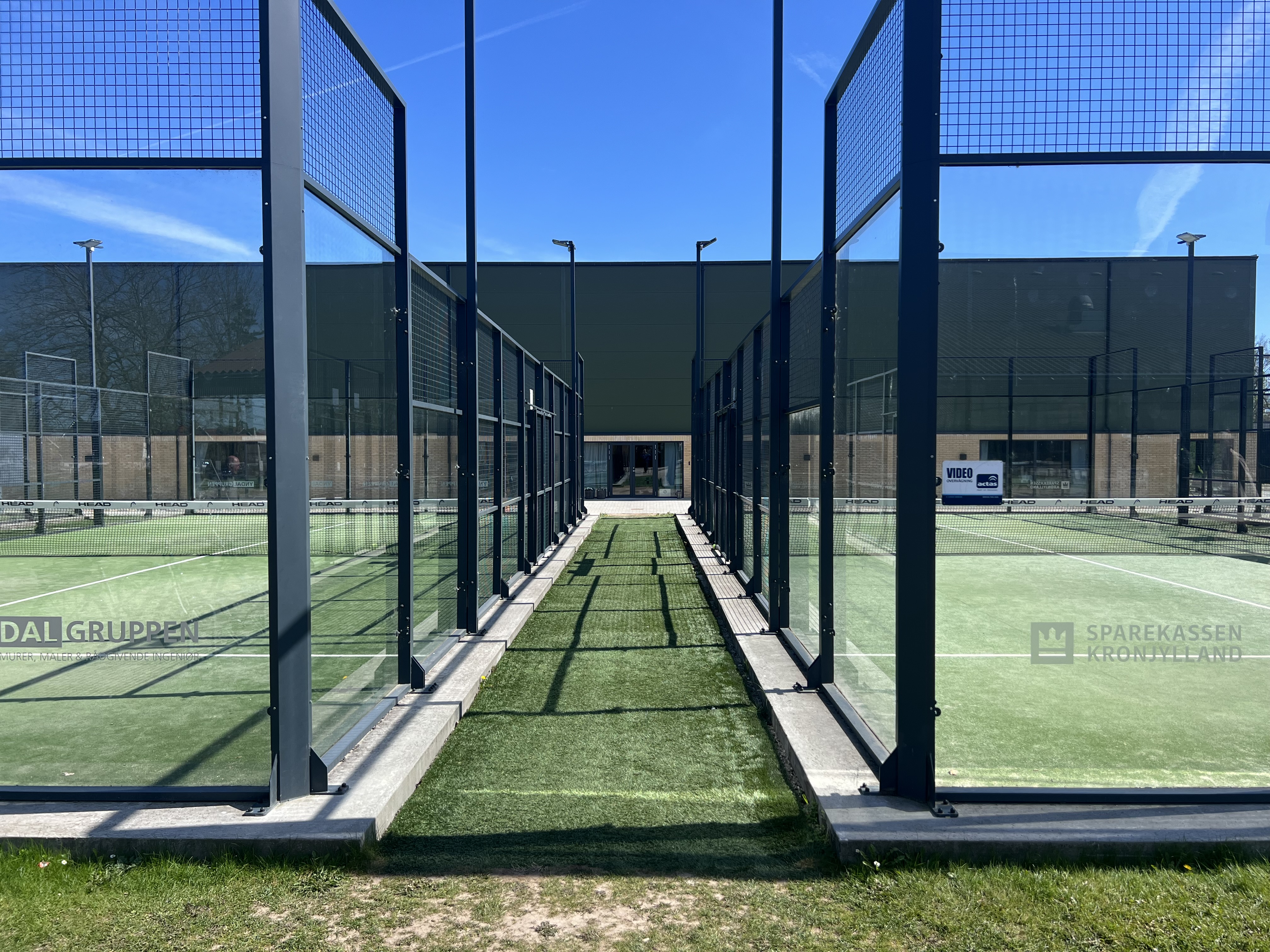 Det nye Padel Center Køge vil fortsat blive suppleret af klubbens udendørs baner.