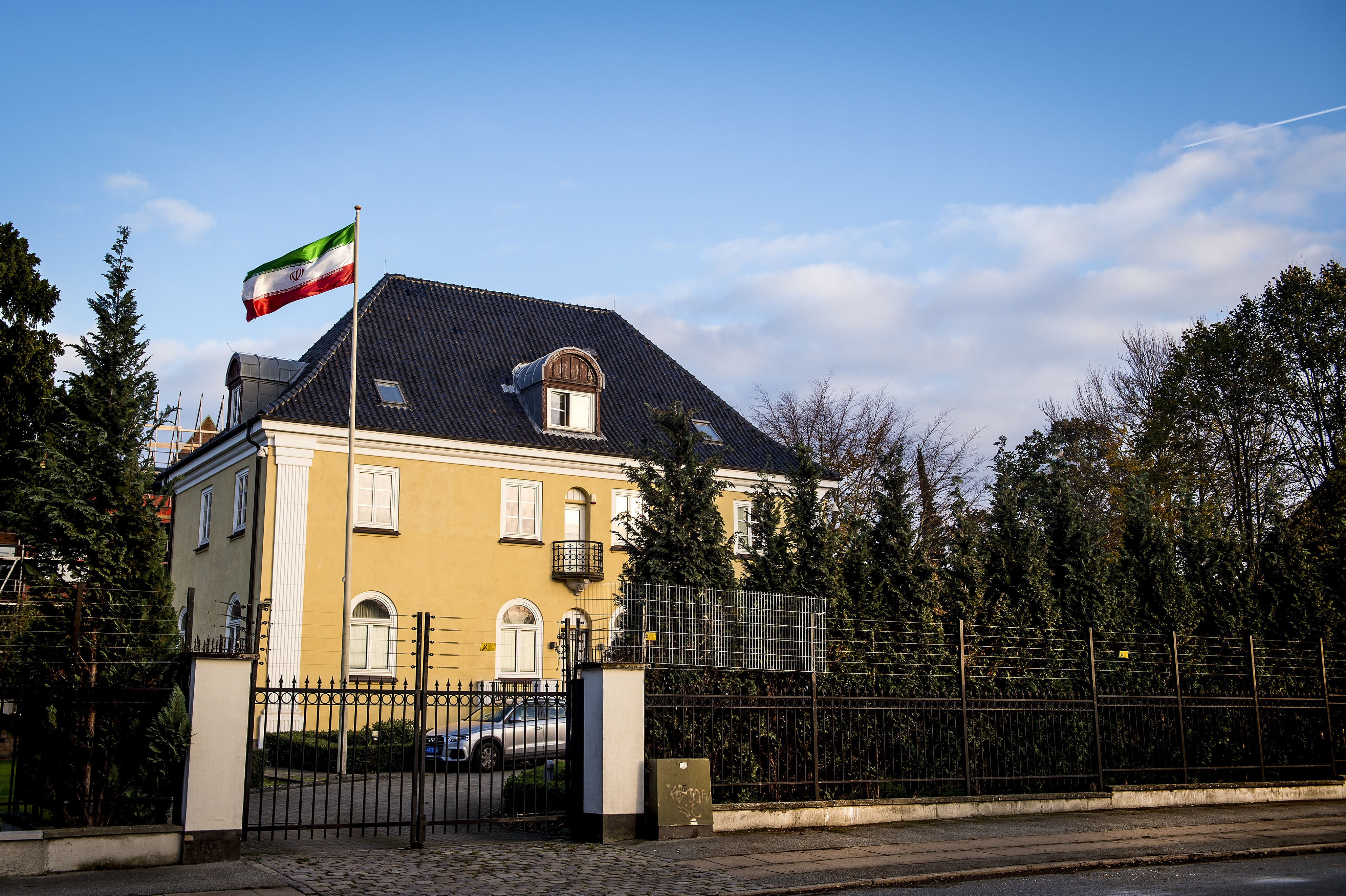 I juli 2021 blev der lavet hærværk på søjlerne ved indgangen til Irans ambassade på Østerbro i København. Tirsdag har Københavns Byret besluttet, at ingen skal straffes i sagen. (Arkivfoto).