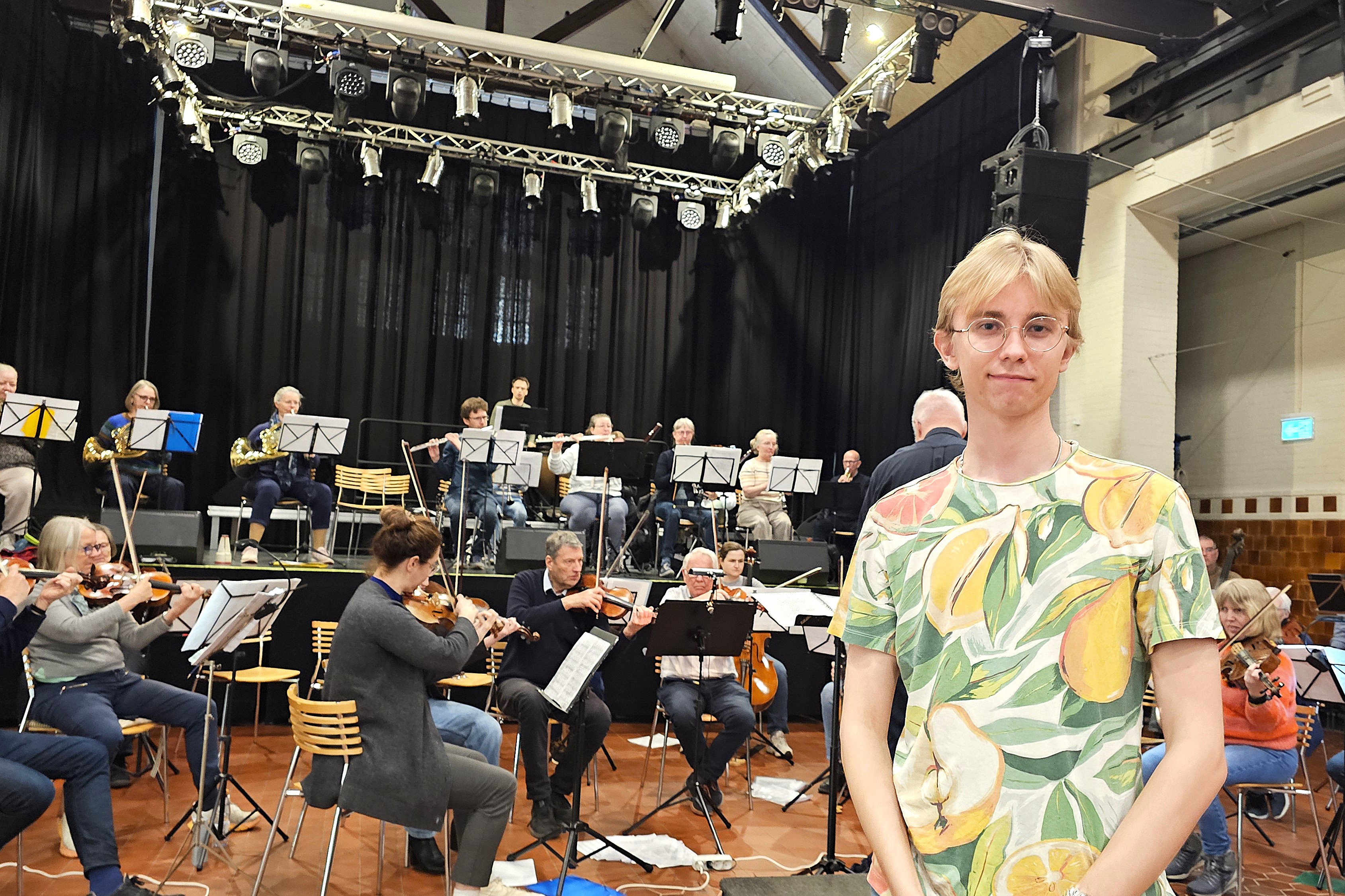 Den unge komponist og fysikstuderende August Fogh Hauskov har komponeret et orkesterværk, som opføres af Holbæk Symfoniorkester.