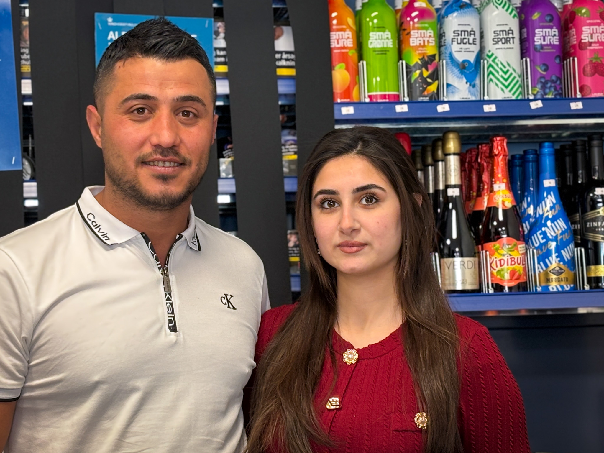 Bag disken står Alaa Ibrahim og Sihem Hinnen klar til at forsøde kundernes tilværelse.