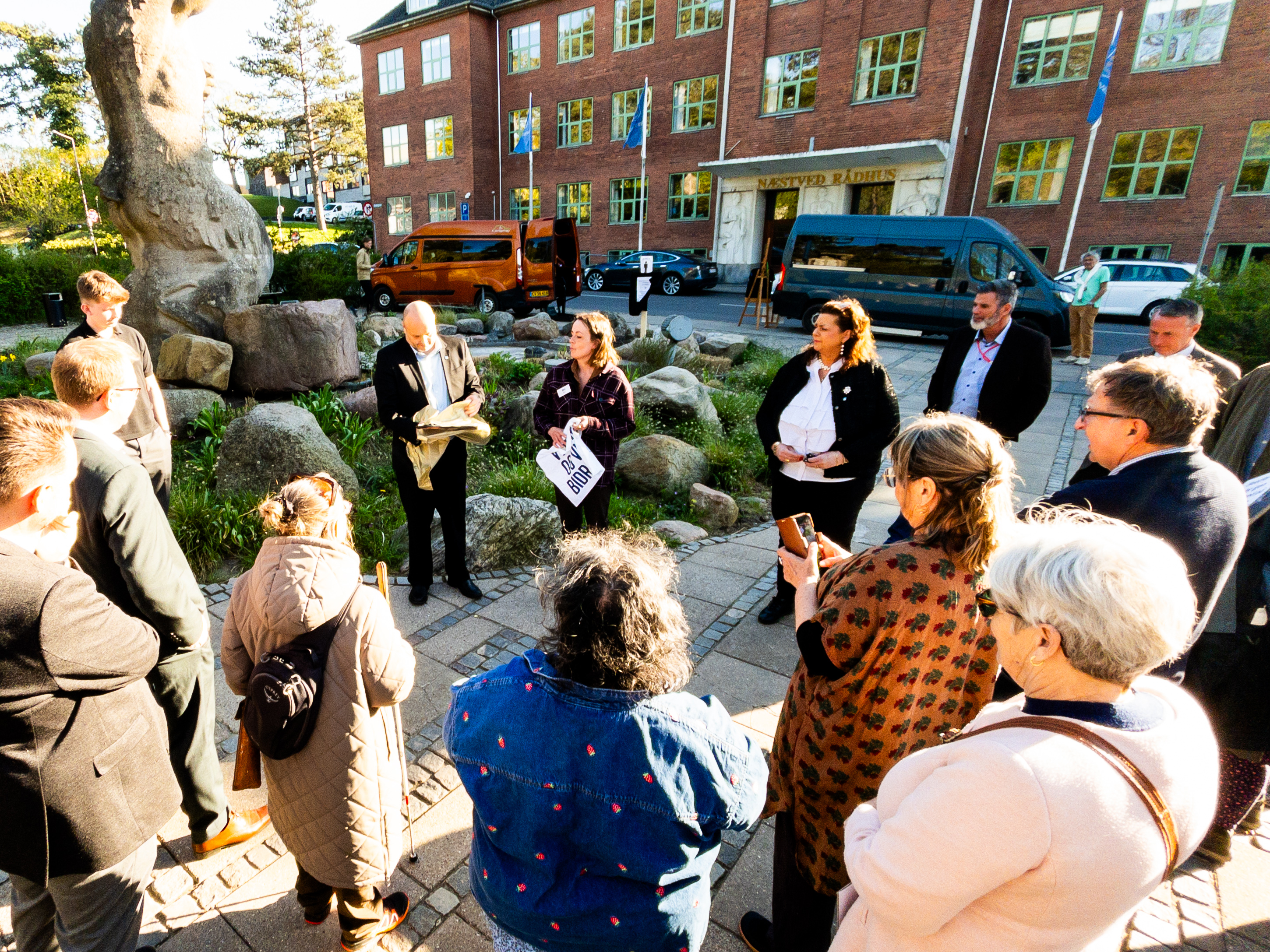 Kæden var indrammet men lignede den ægte af slagsen. Under solsikken i midten, stod der ”en kæde af ansvar – er du også vores borgmester?”.