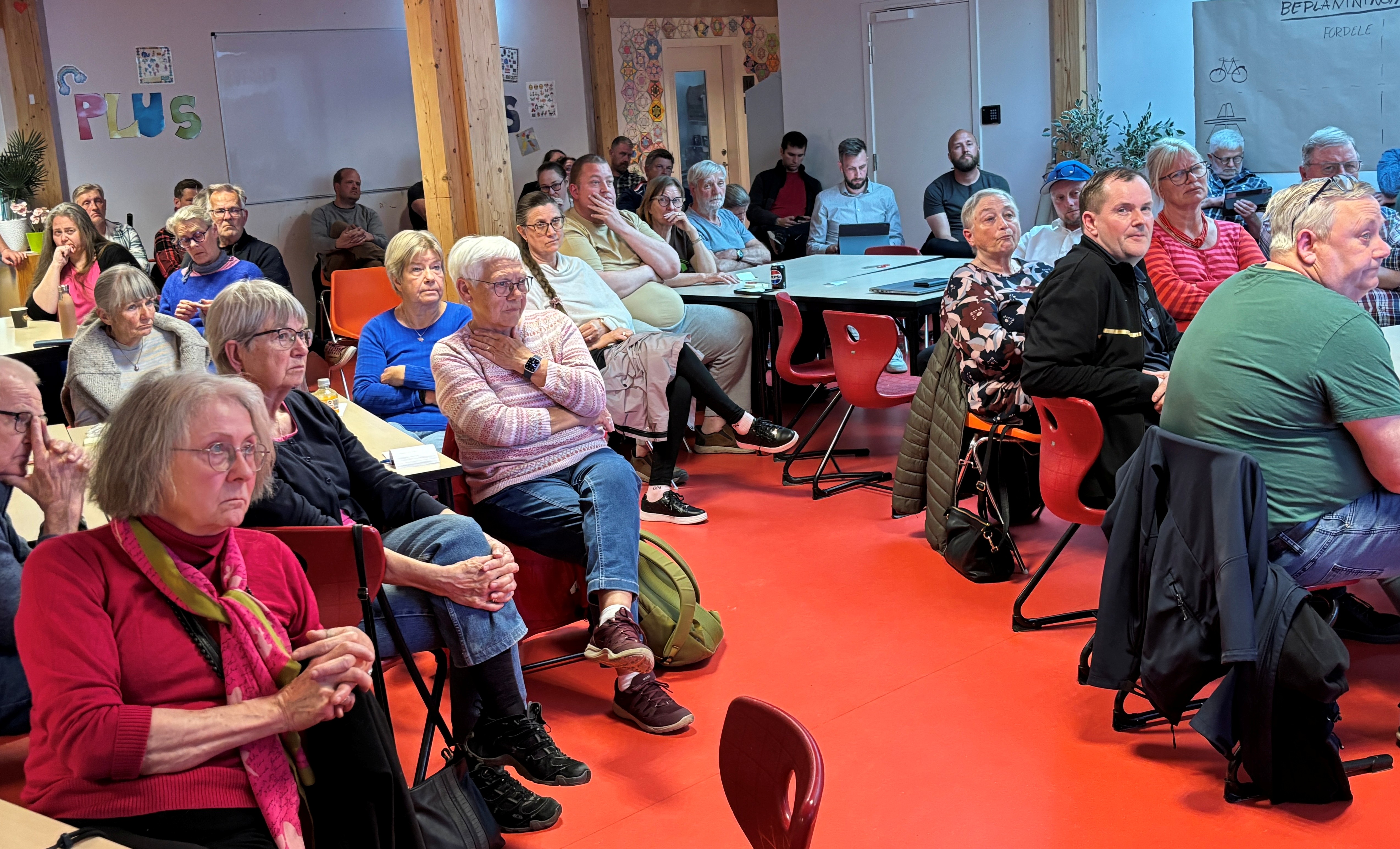 Vreden var svær at holde nede på dialogmøde om et kommende plastsorteringsanlæg. Fabrikken er bestemt ikke velkommen i området.