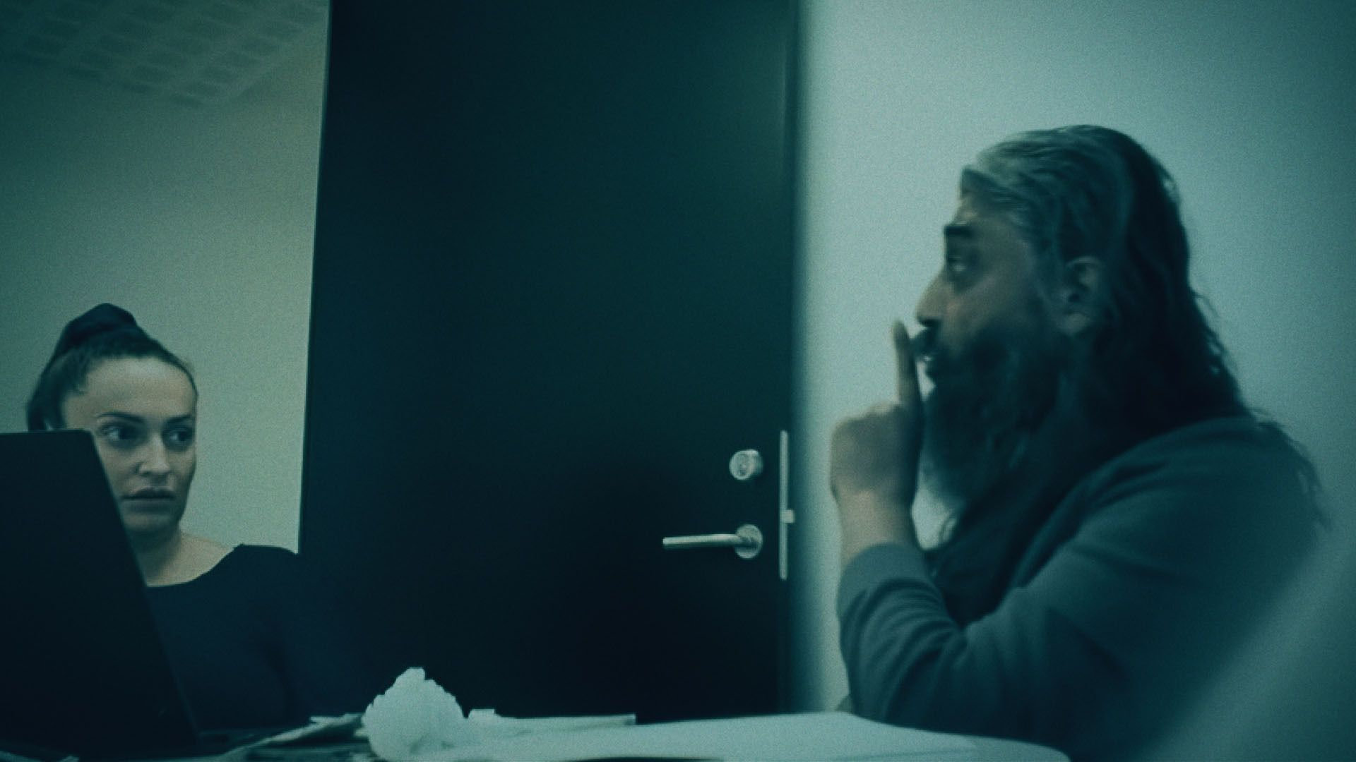 I en kronik i Politiken skriver Amira Smajic fra "Den Sorte Svane", at hun har tilstået, at hun på ulovlig vis har hacket et såkaldt kundedrev på TV 2's opfordring og har delt det med TV 2 og NSK.