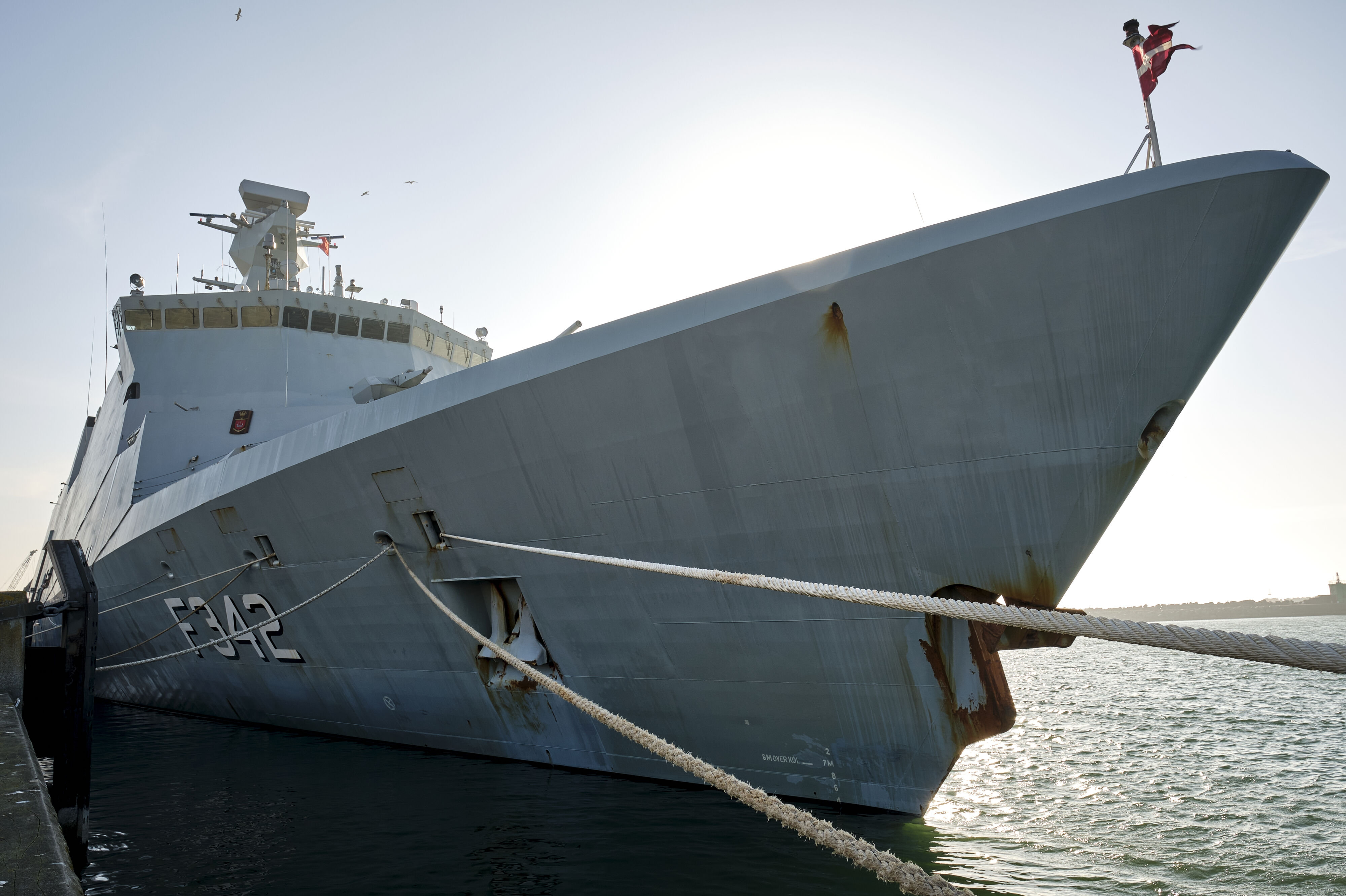 Her ses den danske fregat Esbern Snare i havnen i Rønne i 2022. Ifølge dokumenter, som DR og TV 2 er i besiddelse af, mangler der blandt andet personel til at håndtere fregatterne. (Arkivfoto).