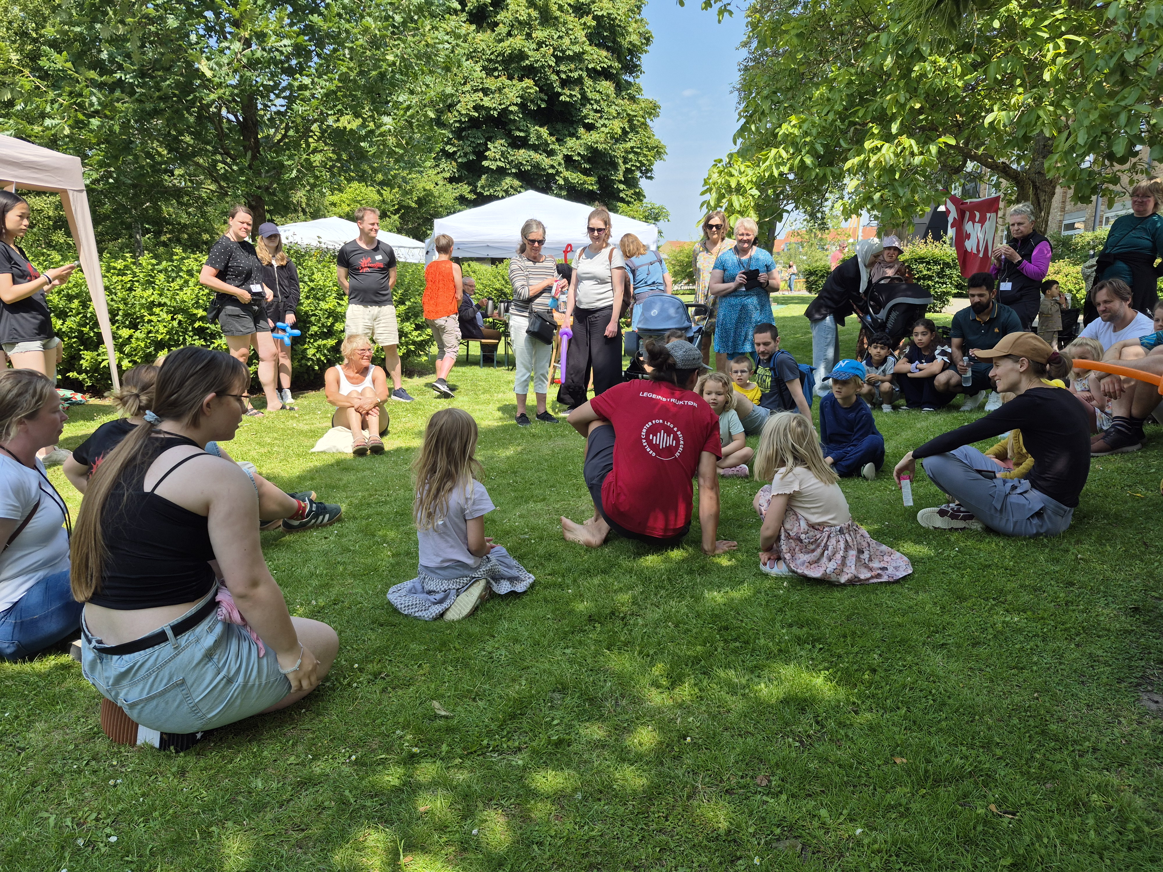 Store Legedag tilbyder en uformel og inkluderende ramme, hvor klassiske lege, kreativ udfoldelse, musik og nye interaktionsformer danner grundlaget.