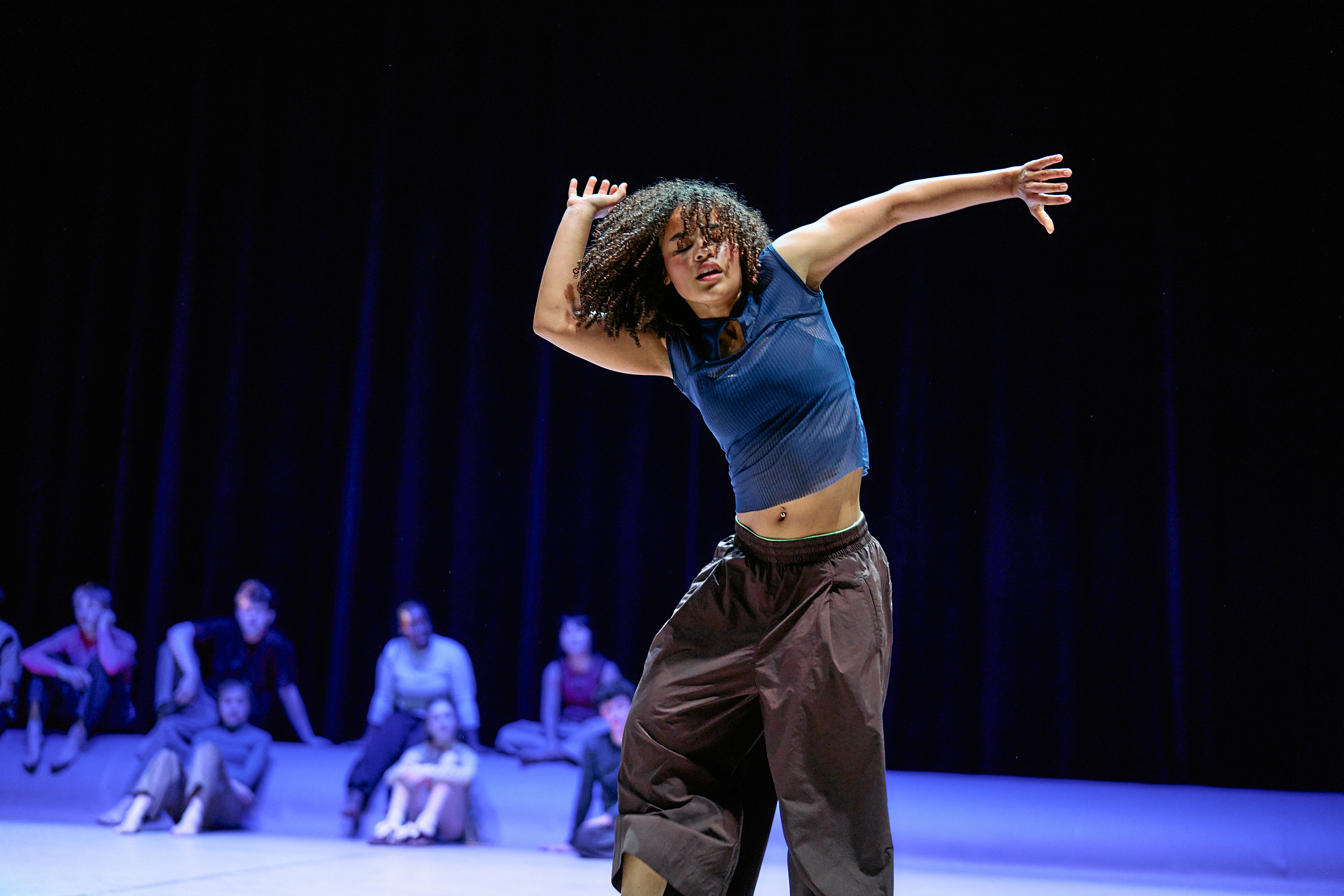 Ni unge medvirker i den belgiske danseforestilling "Repeatclub", der kan ses på Swop Festival.