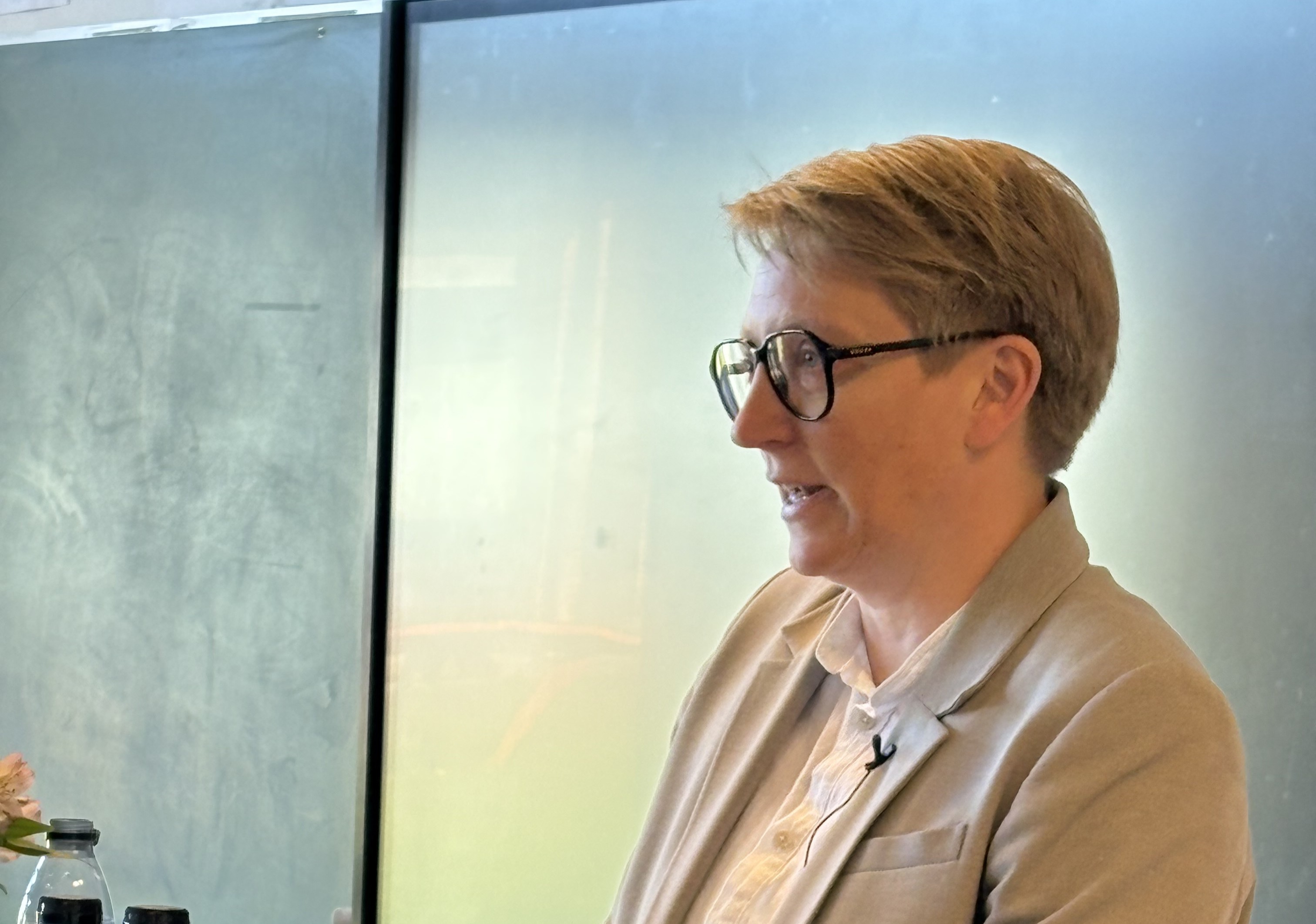 Næsten hver tredje elev i kommunen har i dag et højt skolefravær. Det vil skolerne gøre noget ved i samarbejde med Den Sociale Investeringsfond og Alm. Brand Foreningen 1792, der samlet investerer 30 millioner kroner i indsatsen. Det glæder Hanne Rask, skoleleder på Ådalens Skole.