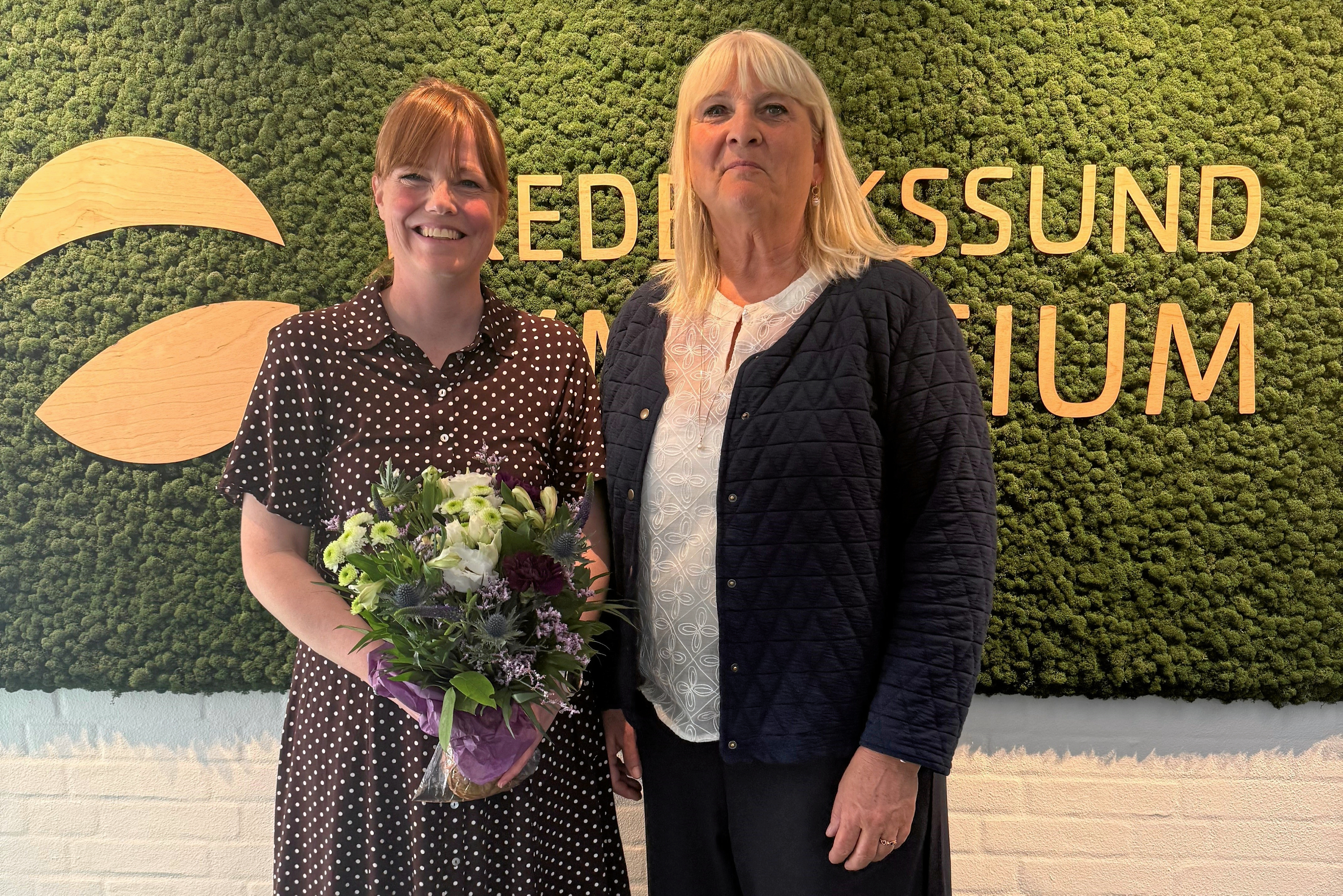 Anne Vedersø (til venstre) har siden sidste sommer været konstitueret rektor på Frederikssund Gymnasium. Nu er hun udnævnt som ny rektor. Her ønsker bestyrelsesformand Anne-Mette Worch hende tillykke.