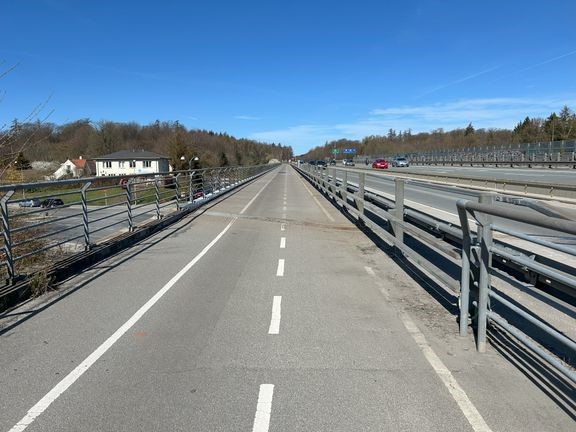 Motorvejsbroen udgør en del af Hillerødmotorvejen og fører både trafikanter og gående over Bagsværd Hovedgade og Farumbanen.