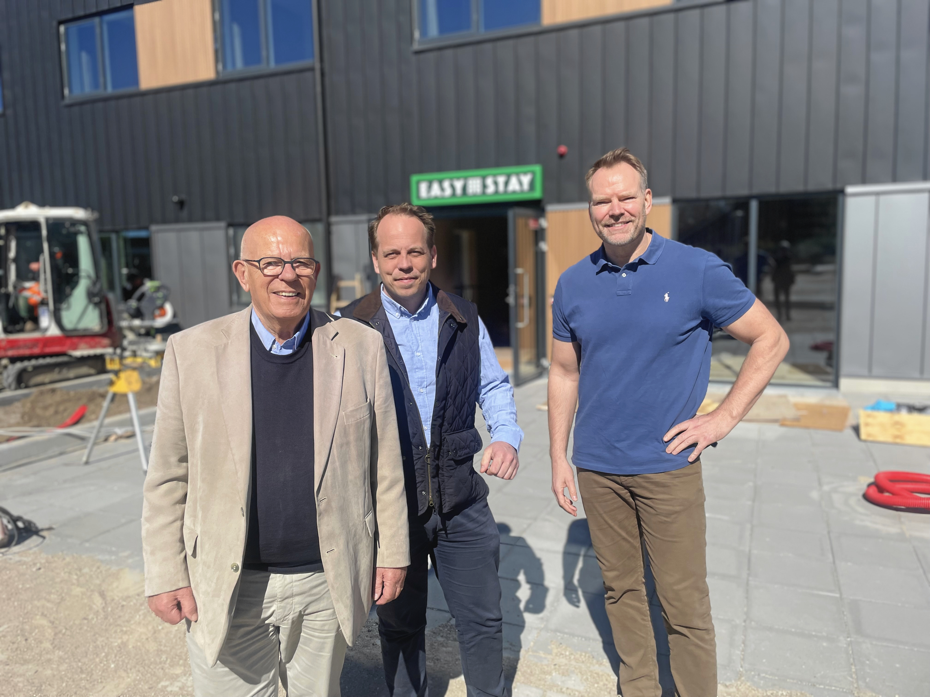 Tre travle og stolte mænd foran byens nye hotel. Bjarne Mayland, Anders Mayland og Dennis Dahl.