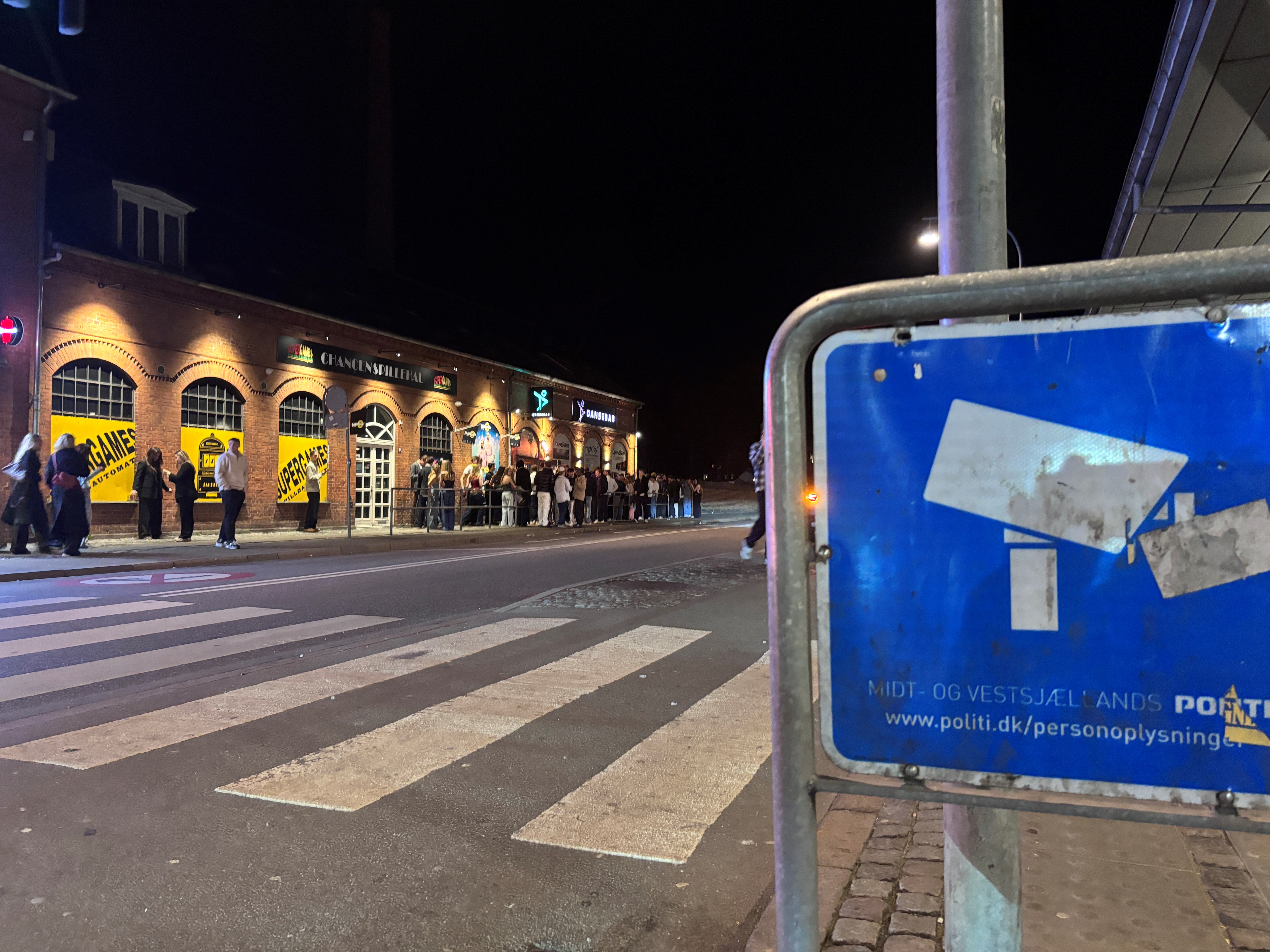 Det var i Jernbanegade en aften i december, den 34-årige påkaldte sig politiets opmærksomhed.
