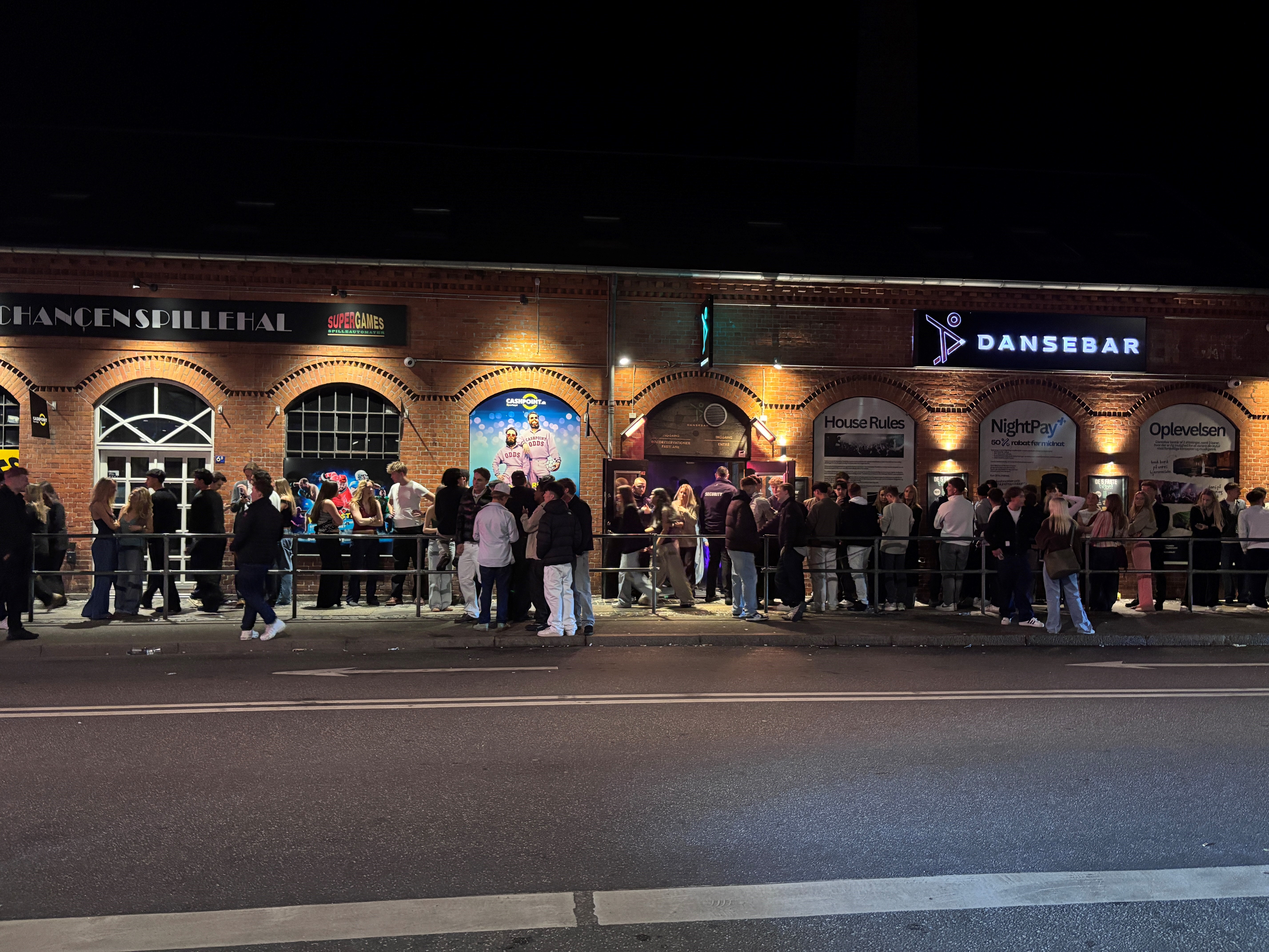 Jernbanegade i Roskilde ved nattetid.