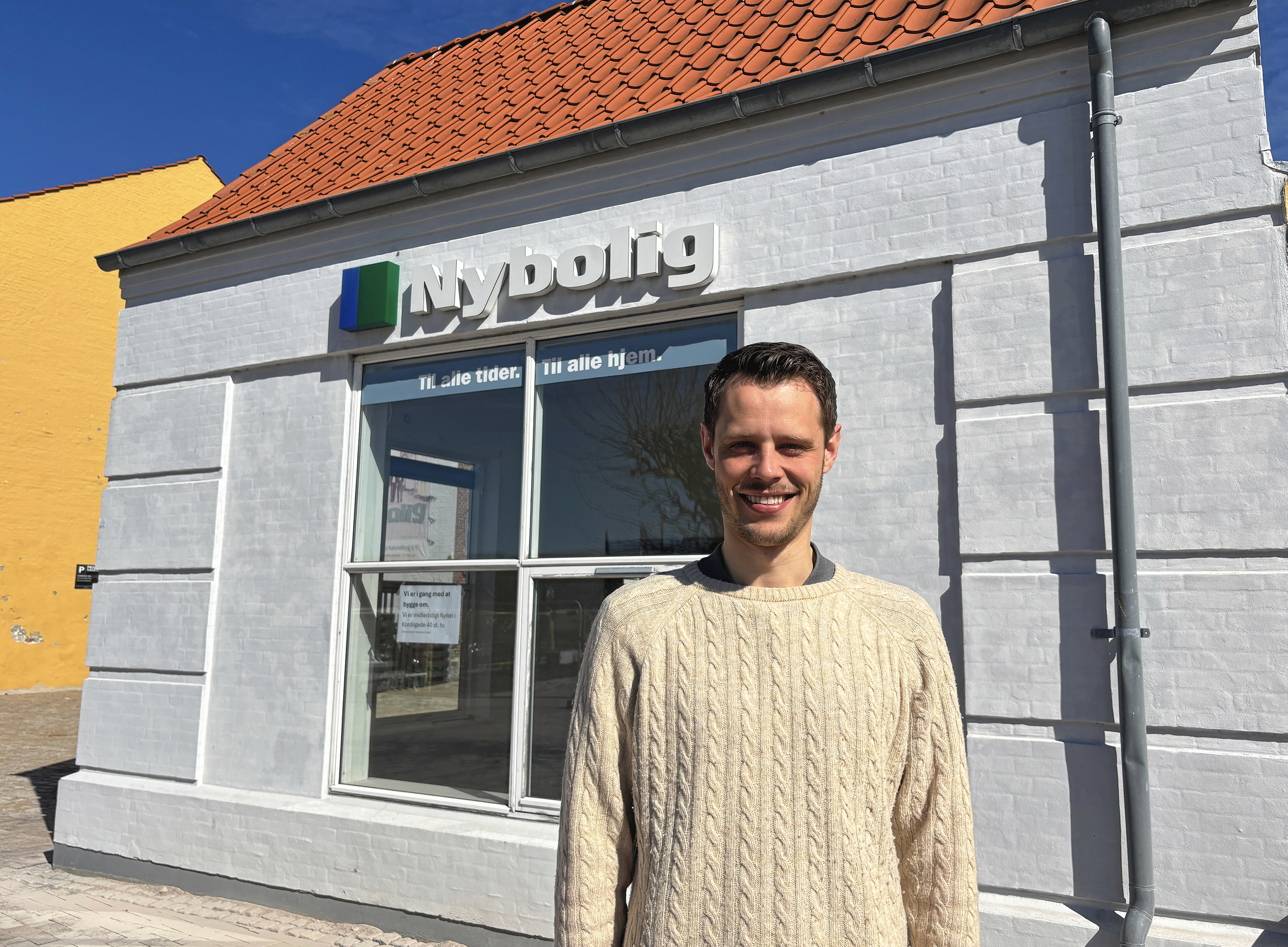 Daglige leder og medindehaver Sander Bredahl Tengberg foran Nybolig Kalundborgs lokaler, som er ved at blive renoveret. Facaden bliver også fornyet med nyt logo og design.