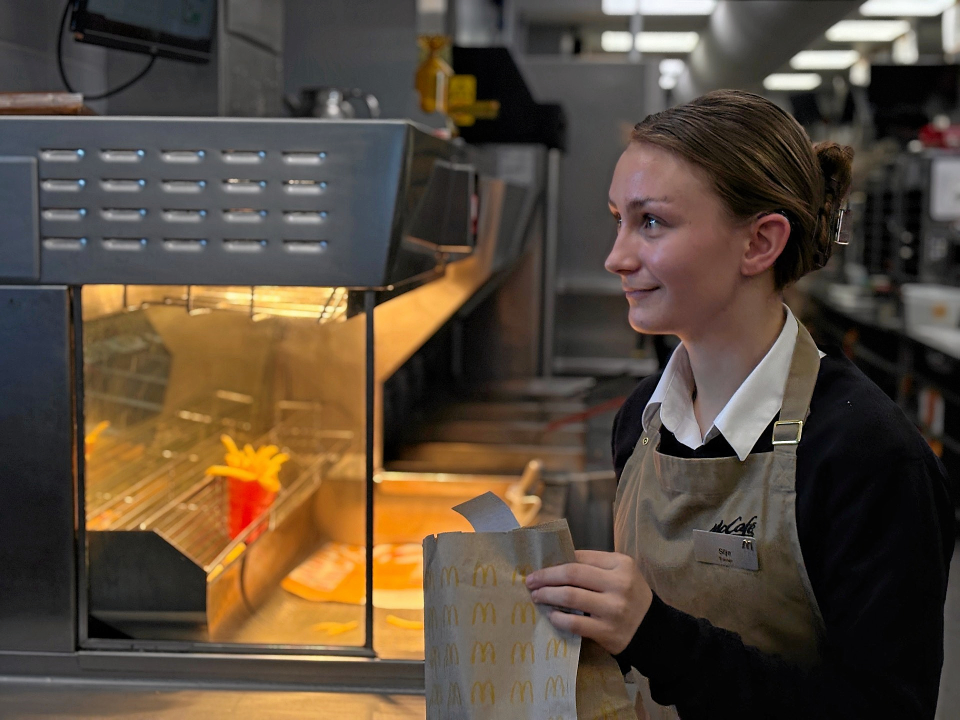 Silje Højme tager sin uddannelse, mens hun arbejder på McDonald's.