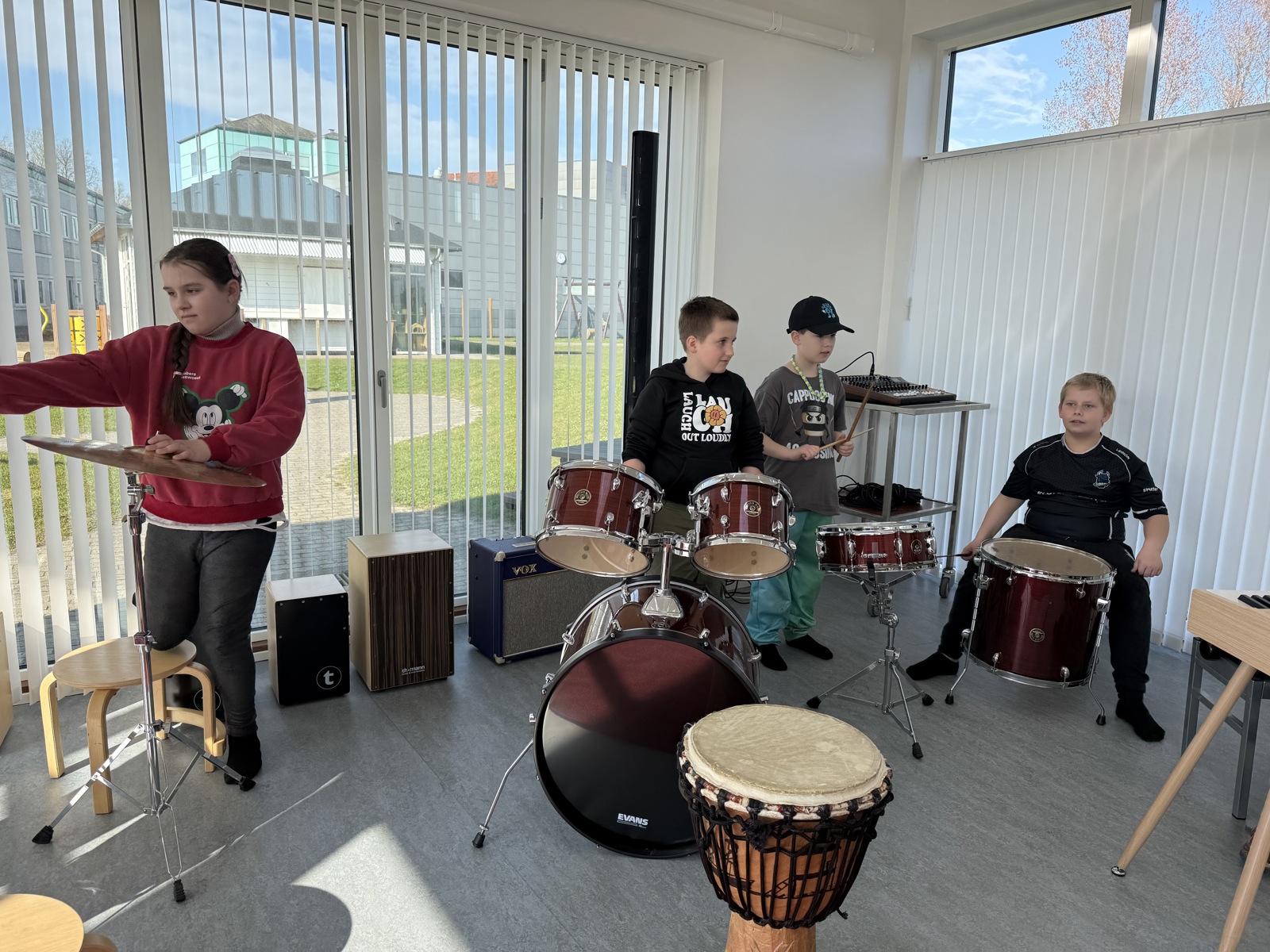 - Musik rummer særlige muligheder, det er et nonverbalt udtryk, hvor alle elever kan deltage, og hvor fællesskabet styrkes. Samtidig bidrager arbejdet med musik til øget trivsel blandt eleverne, siger skoleleder Benjamin Ejlertsen