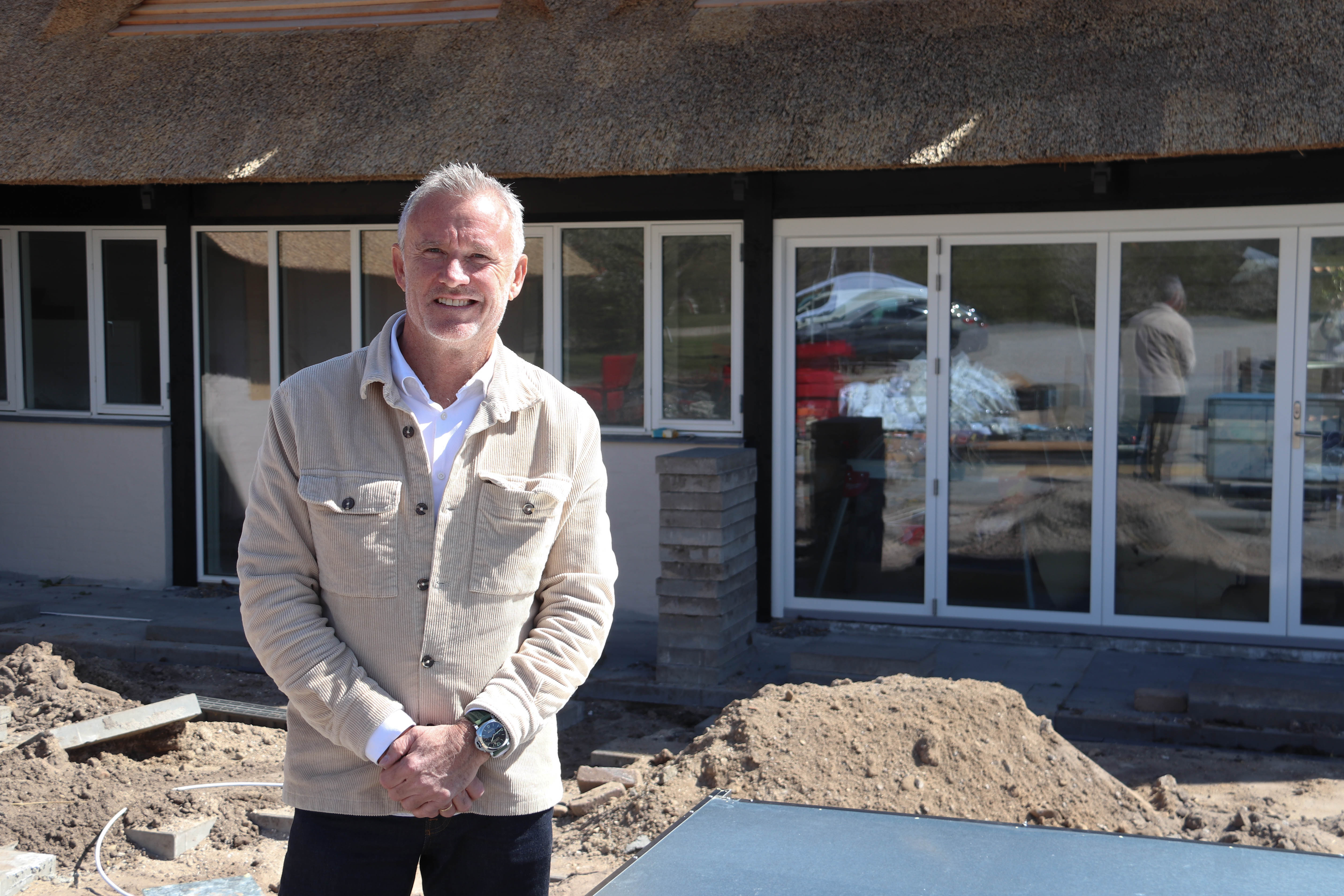 Jesper Helbrandt er ejer af Villa Rørvig, hvor håndværkerne knokler for at blive klar til åbníngen.